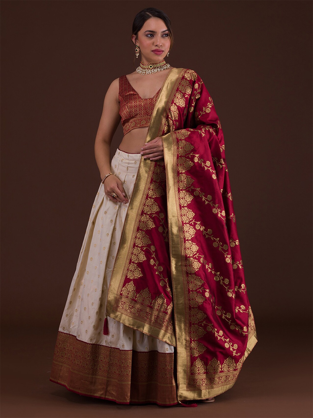 Koskii Cream-Coloured & Pink Semi-Stitched Lehenga & Unstitched Blouse With Dupatta
Koskii Cream-Coloured & Pink Semi-Stitched Lehenga & Unstitched Blouse With Dupatta