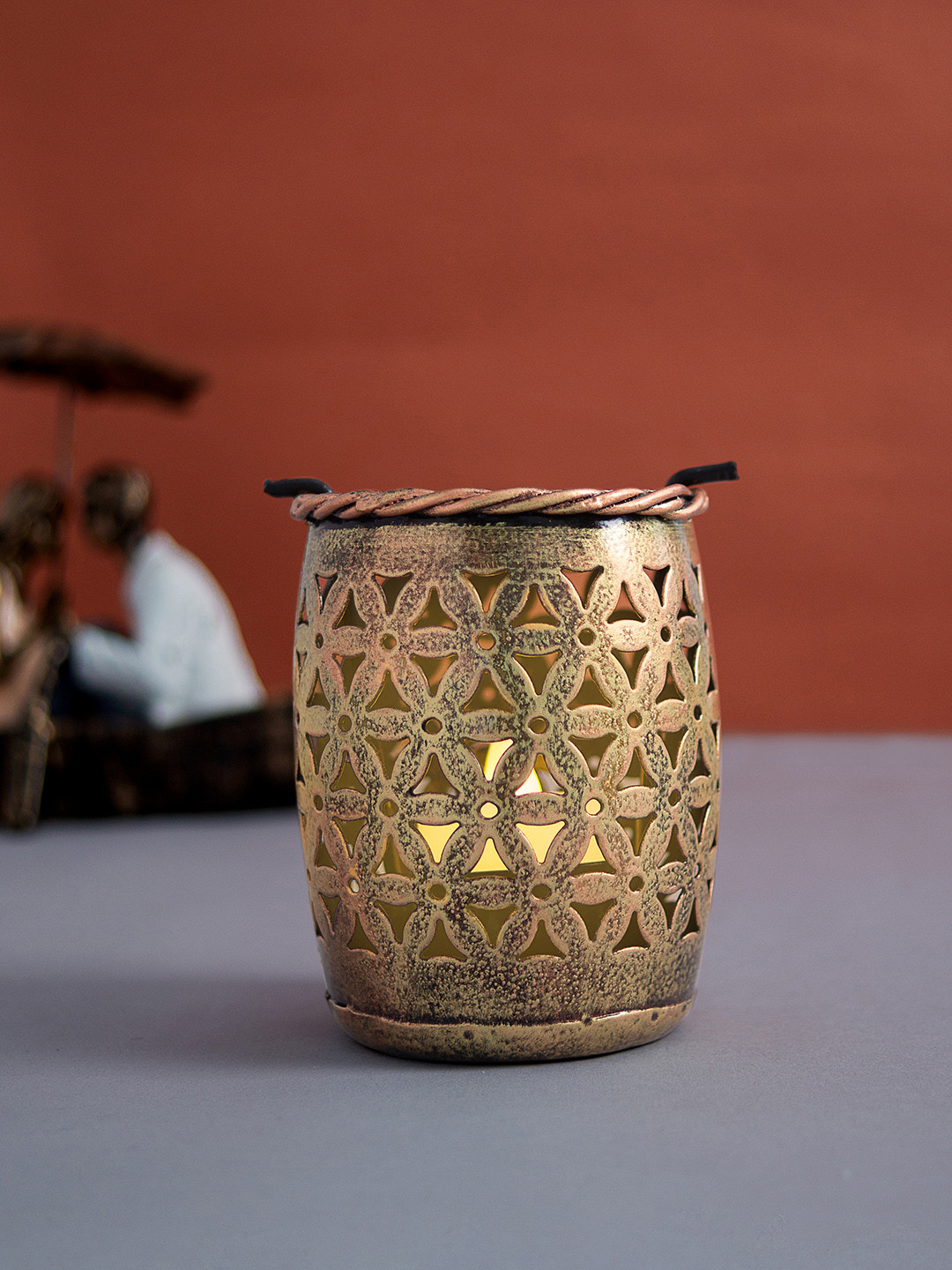 Golden Peacock Gold-Toned Textured Penstand Cum T-Light Candle Holder Showpieces Showpieces
Golden Peacock Gold-Toned Textured Penstand Cum T-Light Candle Holder Showpieces Showpieces