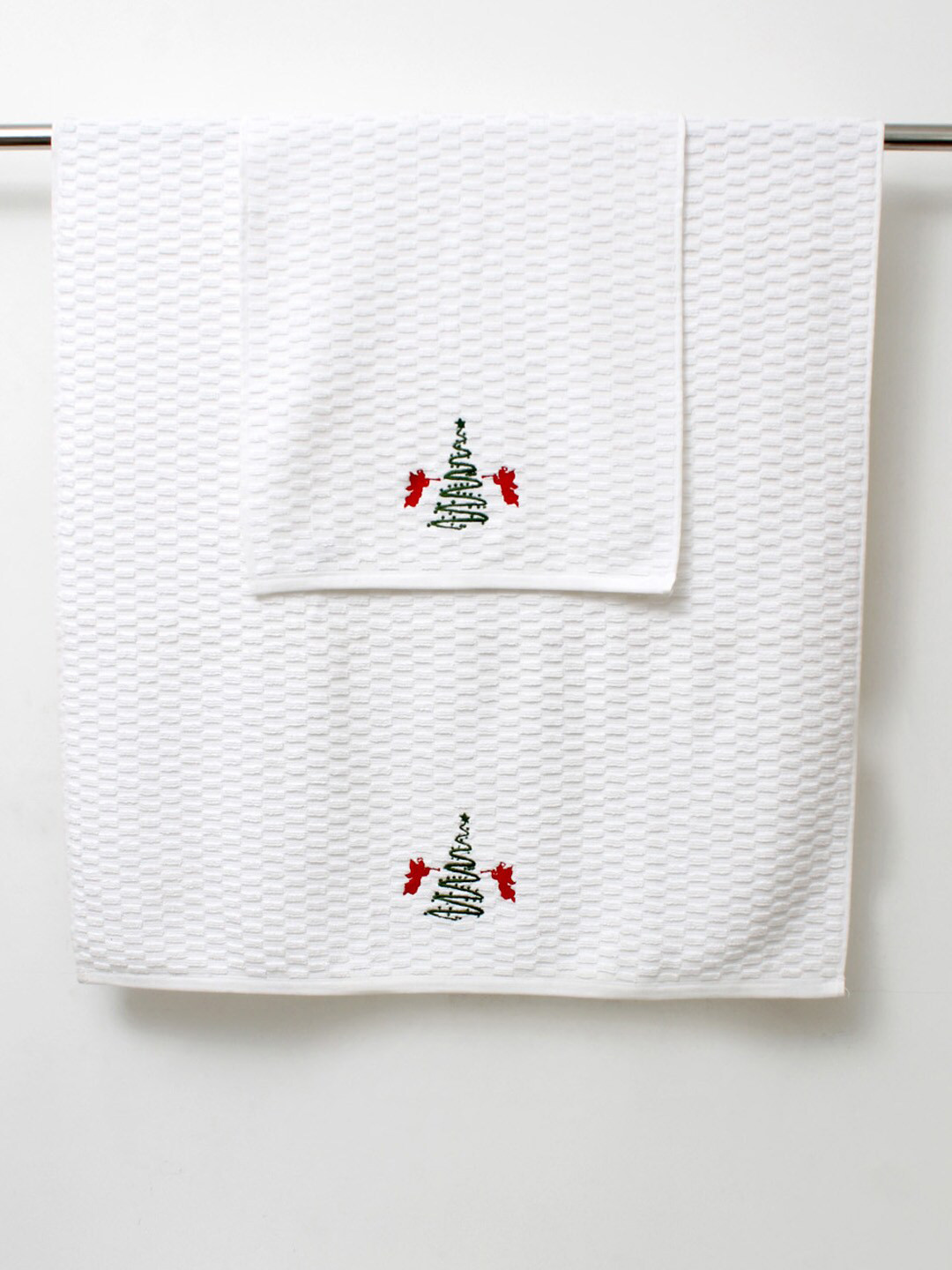 AVI Living White Set of 2 Christmas Embroidered 500 GSM Pure Cotton Hand & Bath Towels
AVI Living White Set of 2 Christmas Embroidered 500 GSM Pure Cotton Hand & Bath Towels