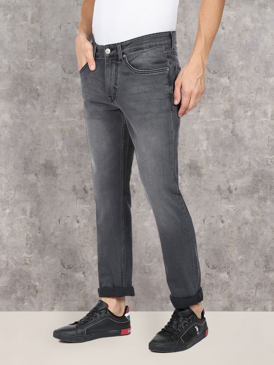 U.S. Polo Assn. Denim Co. Men Grey Slim Fit Light Fade Cuffed Hem Stretchable Jeans
U.S. Polo Assn. Denim Co. Men Grey Slim Fit Light Fade Cuffed Hem Stretchable Jeans