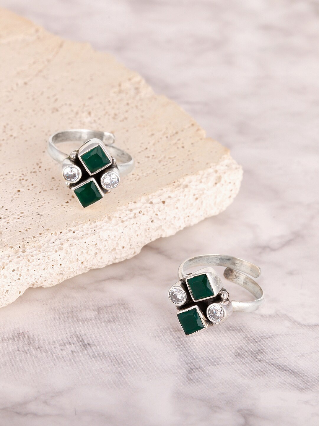 GIVA 925 Sterling Silver Oxidised Silver-toned Green Stone Studded Emerald Toe Rings
GIVA 925 Sterling Silver Oxidised Silver-toned Green Stone Studded Emerald Toe Rings