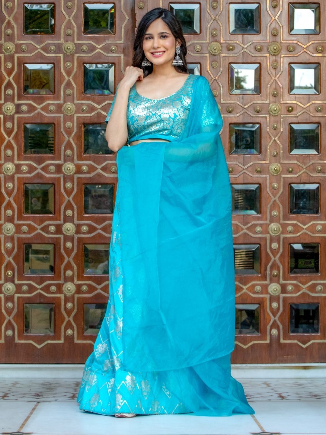 HOUSE OF JAMOTI Turquoise Blue & Gold-Toned Ready to Wear Lehenga & Blouse With Dupatta
HOUSE OF JAMOTI Turquoise Blue & Gold-Toned Ready to Wear Lehenga & Blouse With Dupatta
