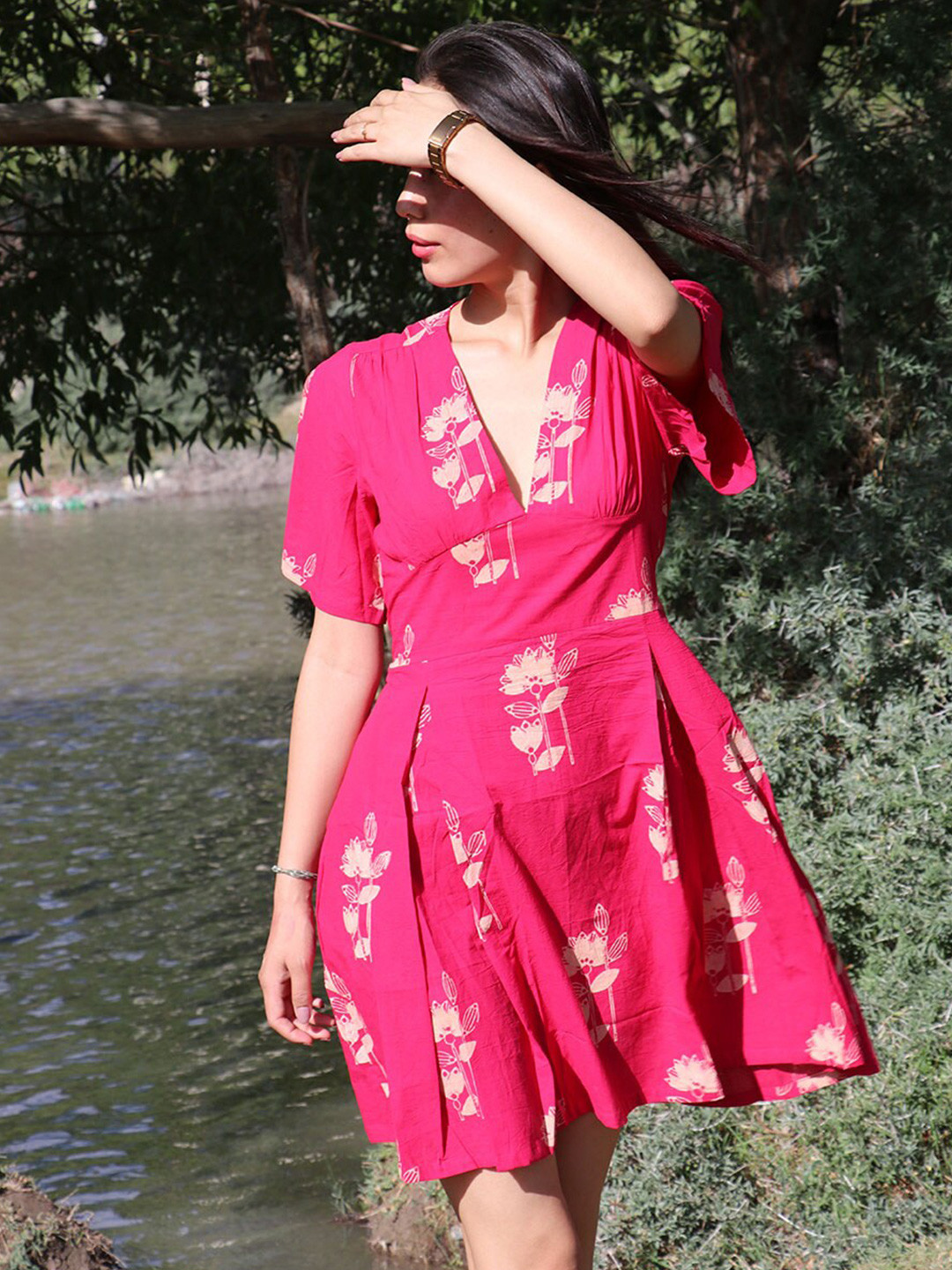 Chidiyaa Women Pink & Off White Floral Print V-Neck Cotton Dress
Chidiyaa Women Pink & Off White Floral Print V-Neck Cotton Dress