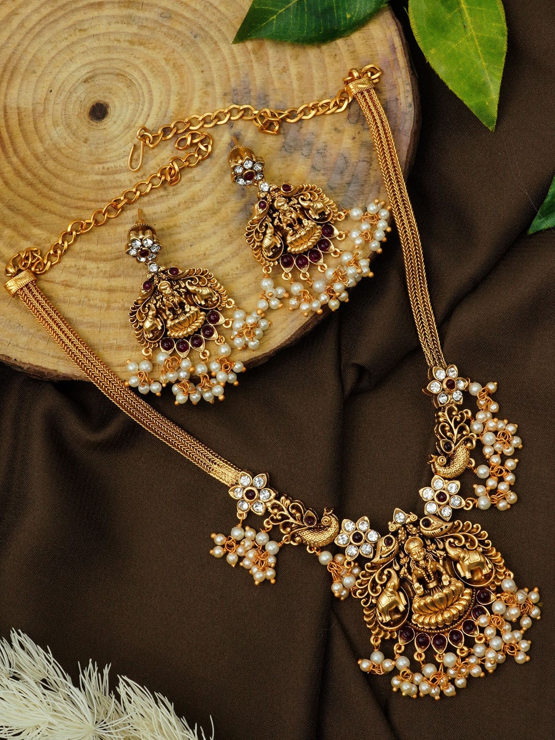 GRIIHAM Sayara Collection White & Red Gold Plated Stones & Beaded Studded Jewellery Set
GRIIHAM Sayara Collection White & Red Gold Plated Stones & Beaded Studded Jewellery Set