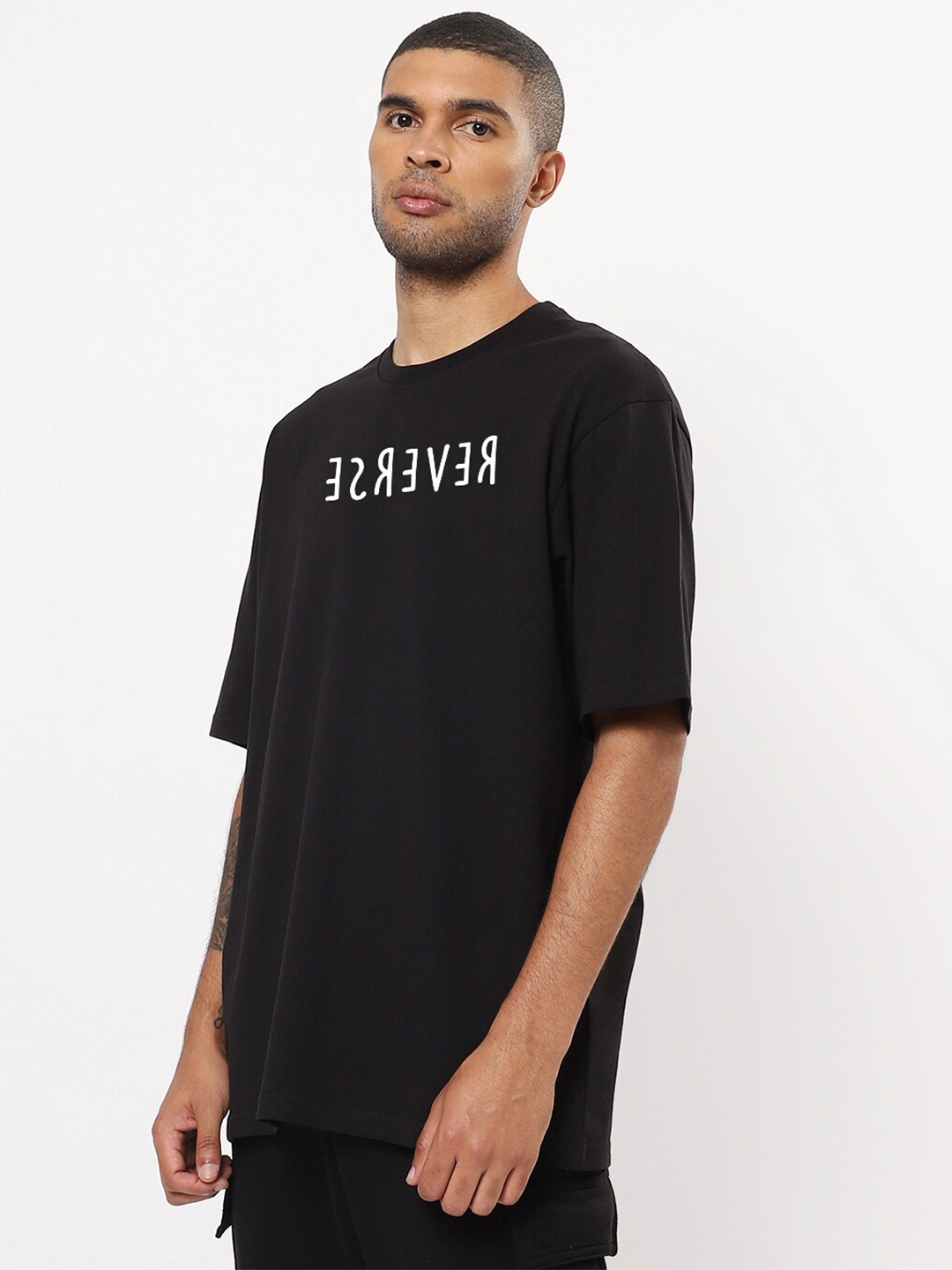Mad Over Print Men Black Typography Printed Drop-Shoulder Sleeves Oversized Cotton T-shirt
Mad Over Print Men Black Typography Printed Drop-Shoulder Sleeves Oversized Cotton T-shirt