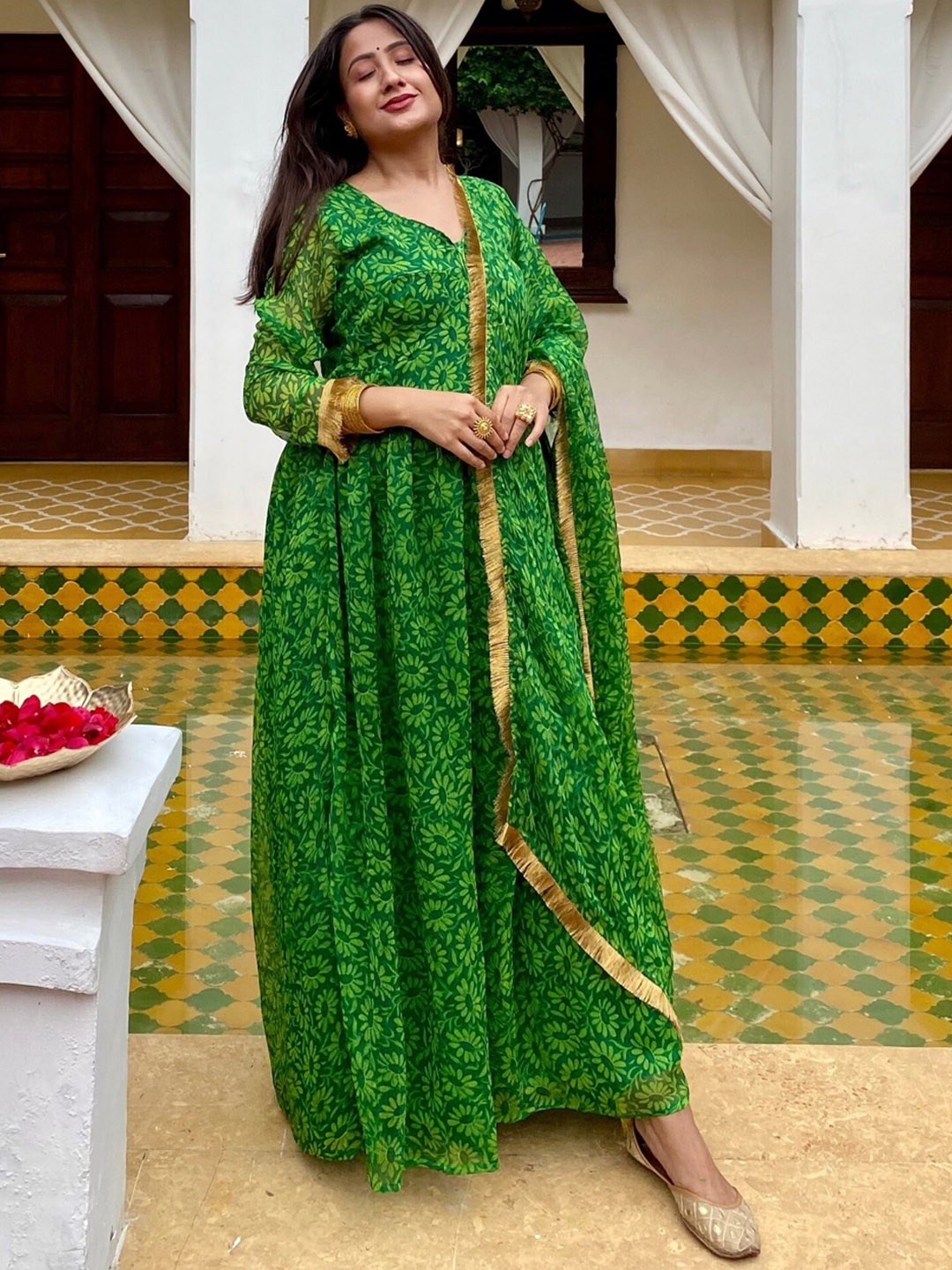 Thread & Button Women Green Floral Printed Silk Chiffon Kurta with Churidar & With Dupatta
Thread & Button Women Green Floral Printed Silk Chiffon Kurta with Churidar & With Dupatta