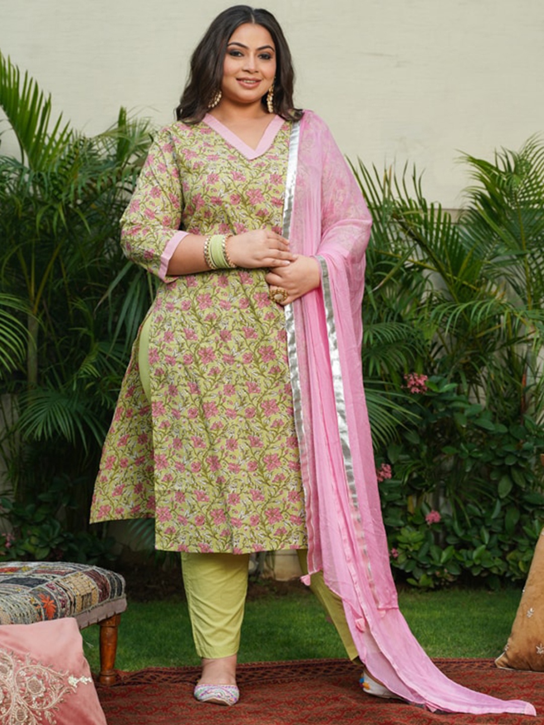 NANGALIA RUCHIRA Women Plus Size Green Floral Printed Pure Cotton Kurta with Trousers & With Dupatta
NANGALIA RUCHIRA Women Plus Size Green Floral Printed Pure Cotton Kurta with Trousers & With Dupatta