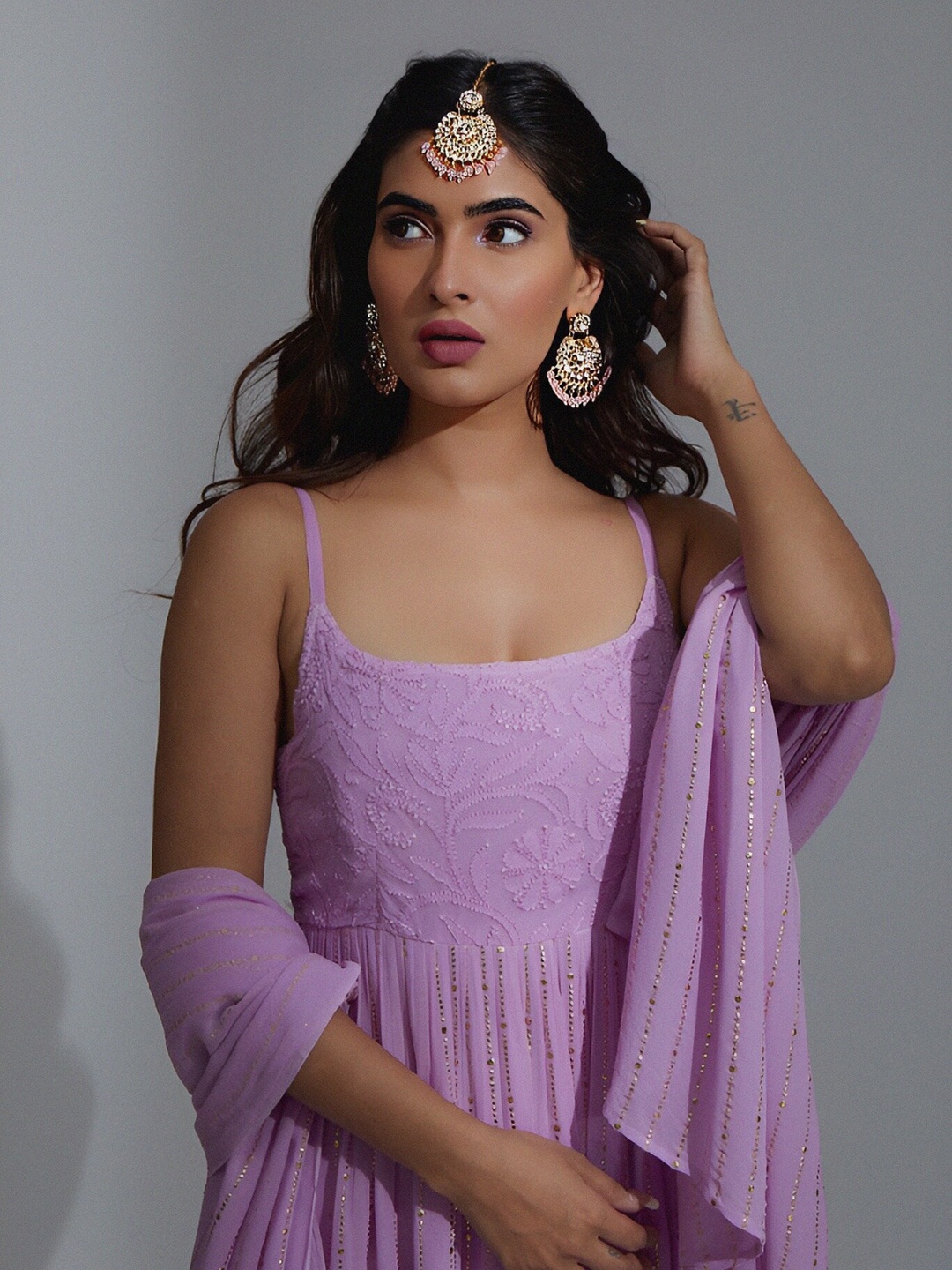 LABEL AISHWARYRIKA Women Purple Floral Embroidered Kurta with Trousers & With Dupatta
LABEL AISHWARYRIKA Women Purple Floral Embroidered Kurta with Trousers & With Dupatta