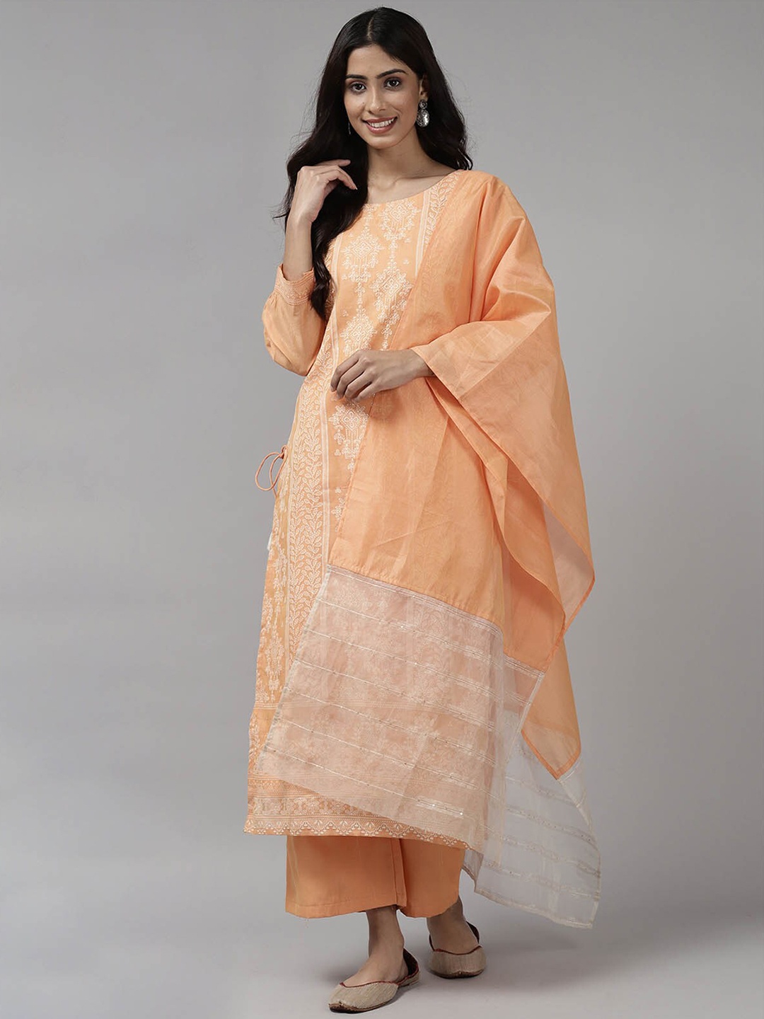 ODETTE Women Peach-Coloured Ethnic Motifs Printed Thread Work Chanderi Silk Kurta with Palazzos & With
ODETTE Women Peach-Coloured Ethnic Motifs Printed Thread Work Chanderi Silk Kurta with Palazzos & With