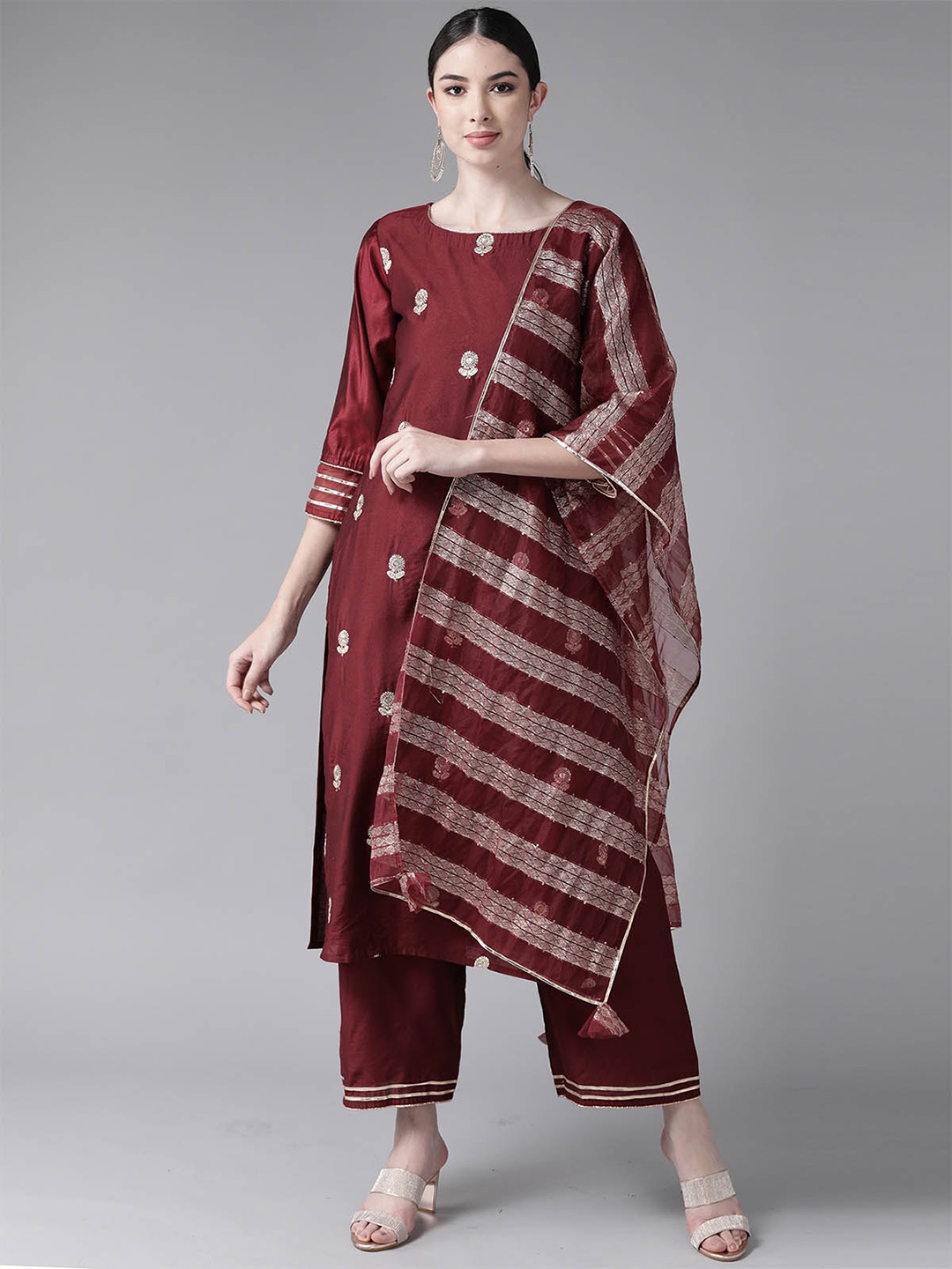 ODETTE Women Maroon Ethnic Motifs Embroidered Sequinned Kurta with Trousers & With Dupatta
ODETTE Women Maroon Ethnic Motifs Embroidered Sequinned Kurta with Trousers & With Dupatta