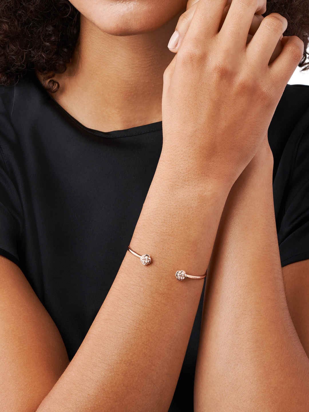 Emporio Armani Women Rose Gold & White Sterling Silver Crystals Rose Gold-Plated Cuff Bracelet
Emporio Armani Women Rose Gold & White Sterling Silver Crystals Rose Gold-Plated Cuff Bracelet