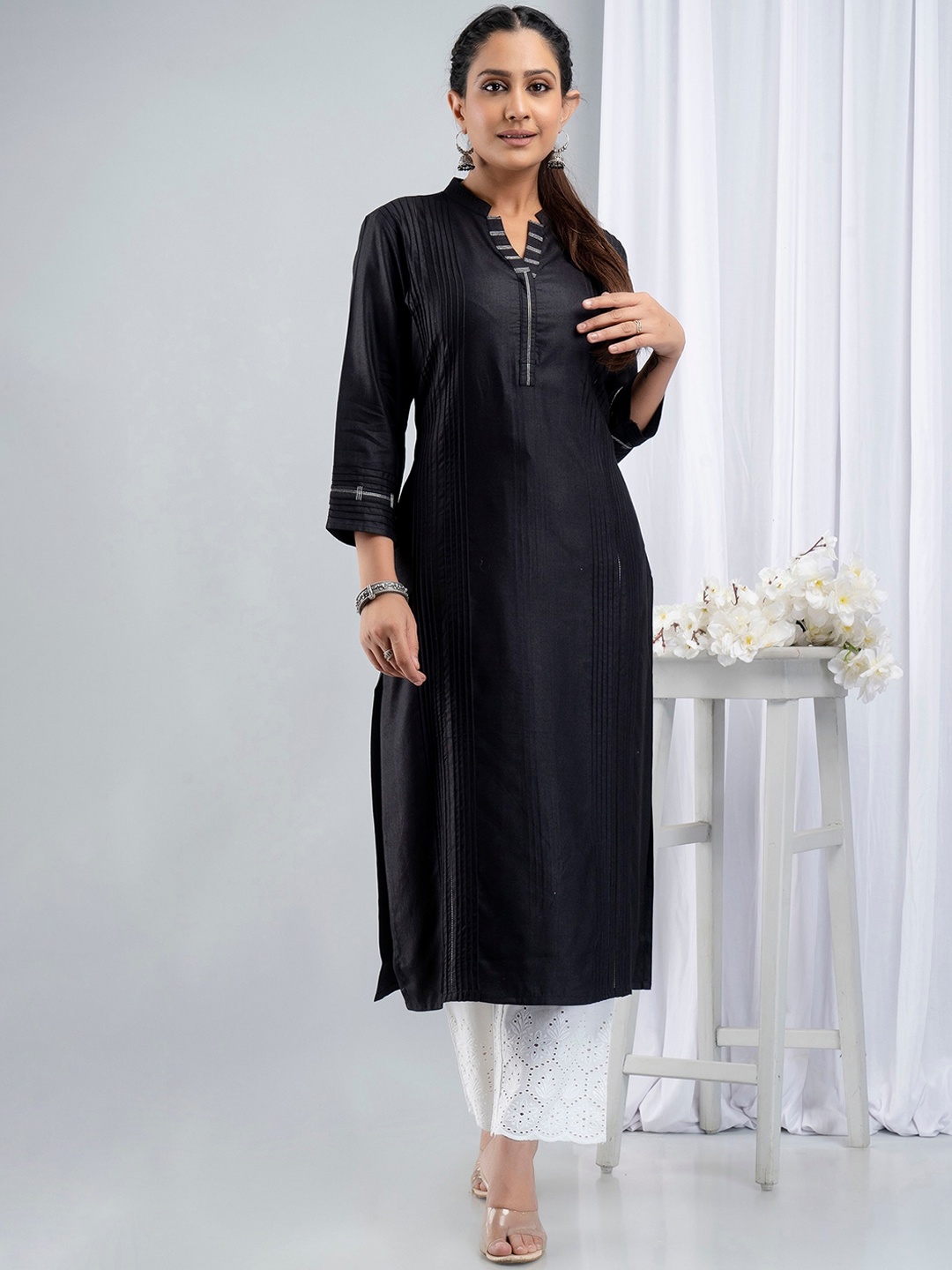 SUTI Women Black Thread Work Kurta