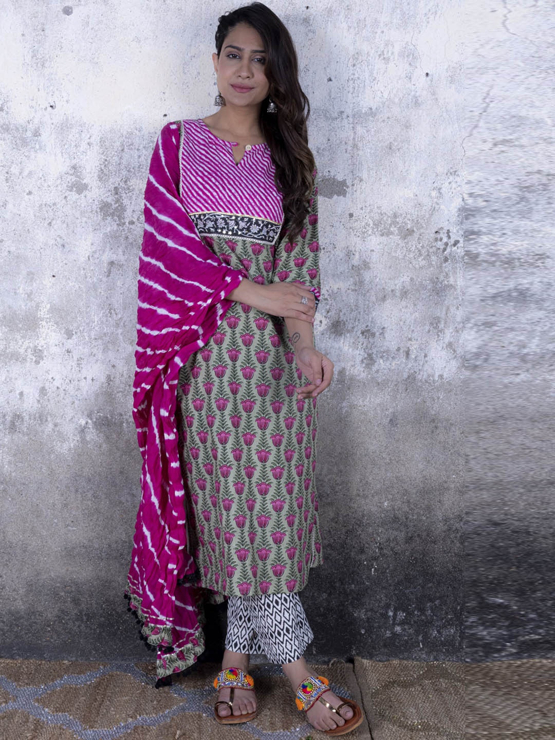 Sakhi Jaipur Women Green Floral Printed Pure Cotton Kurta with Trousers & With Dupatta
Sakhi Jaipur Women Green Floral Printed Pure Cotton Kurta with Trousers & With Dupatta