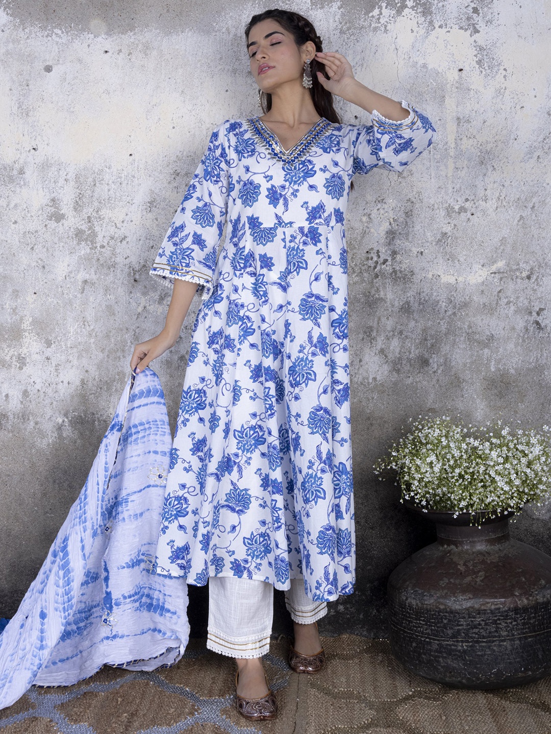 Sakhi Jaipur Women Blue Floral Printed Pleated Pure Cotton Kurta with Trousers & With Dupatta
Sakhi Jaipur Women Blue Floral Printed Pleated Pure Cotton Kurta with Trousers & With Dupatta