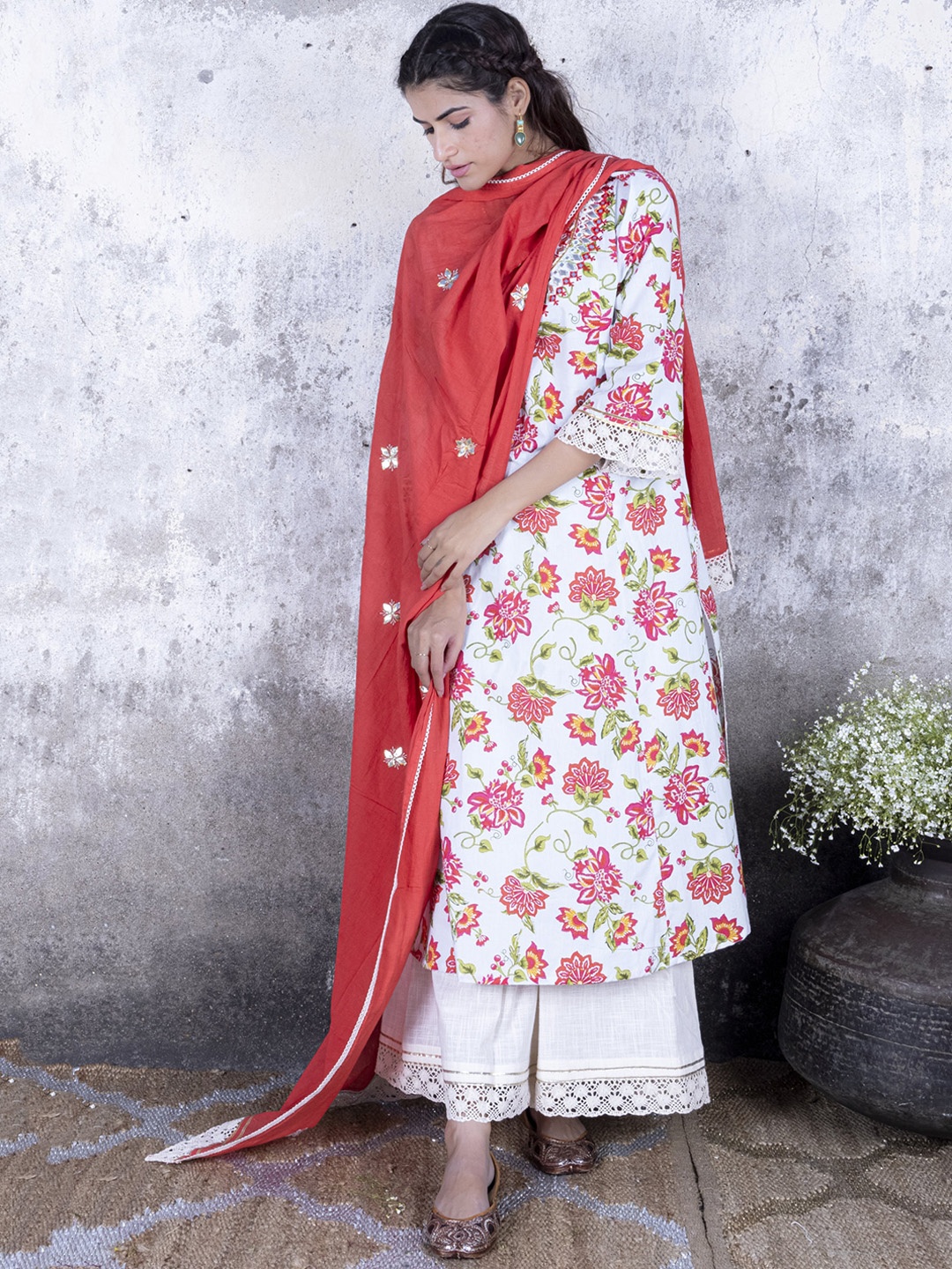 Sakhi Jaipur Women Red Floral Printed Pleated Pure Cotton Kurta with Palazzos & With Dupatta
Sakhi Jaipur Women Red Floral Printed Pleated Pure Cotton Kurta with Palazzos & With Dupatta
