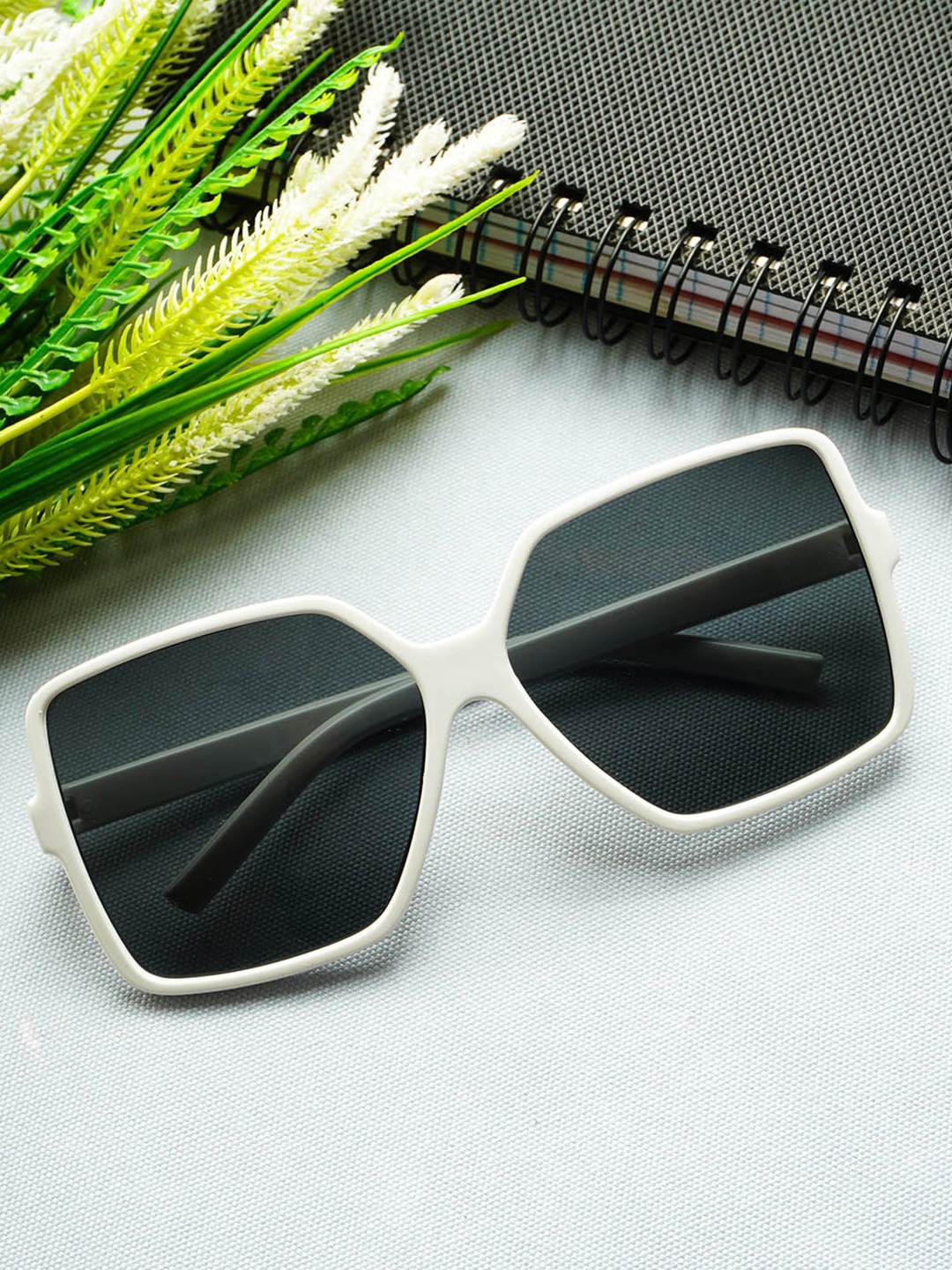 Ferosh Women Black Lens & White Oversized Sunglasses FNSG22-8039-White