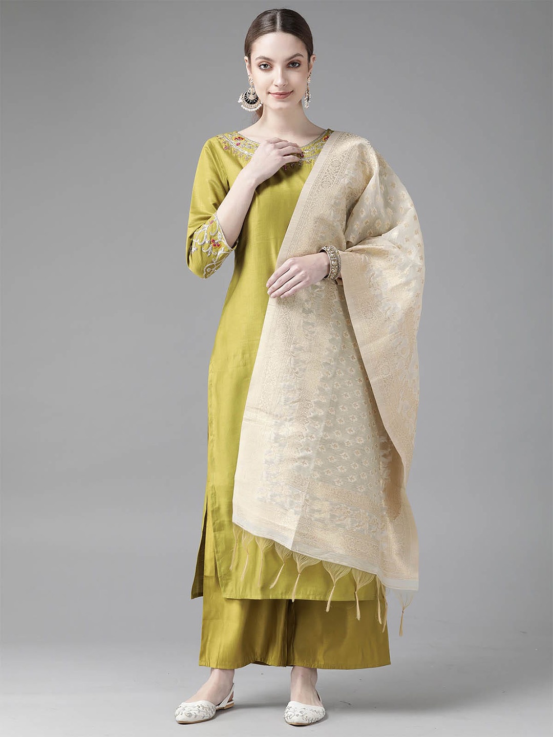 ODETTE Women Gold-Toned Ethnic Motifs Embroidered Chanderi Silk Kurta with Trousers & With Dupatta
ODETTE Women Gold-Toned Ethnic Motifs Embroidered Chanderi Silk Kurta with Trousers & With Dupatta