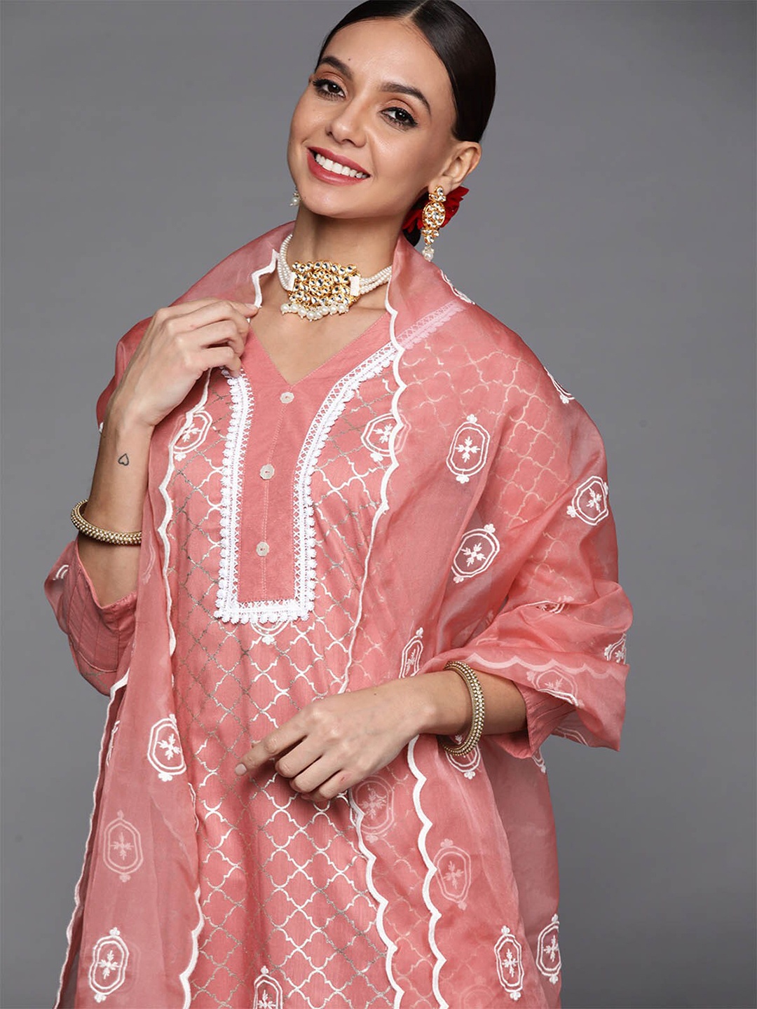 ODETTE Women Peach-Coloured Ethnic Motifs Printed Kurta with Trousers & With Dupatta
ODETTE Women Peach-Coloured Ethnic Motifs Printed Kurta with Trousers & With Dupatta