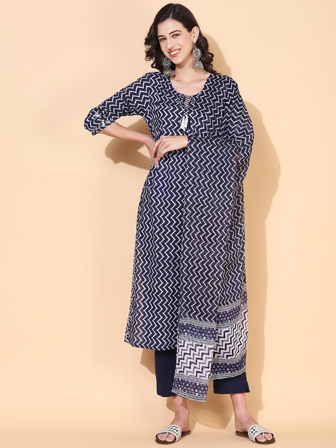 FASHOR Women Navy Blue Printed Sequinned Pure Cotton Kurta with Trousers & With Dupatta
FASHOR Women Navy Blue Printed Sequinned Pure Cotton Kurta with Trousers & With Dupatta