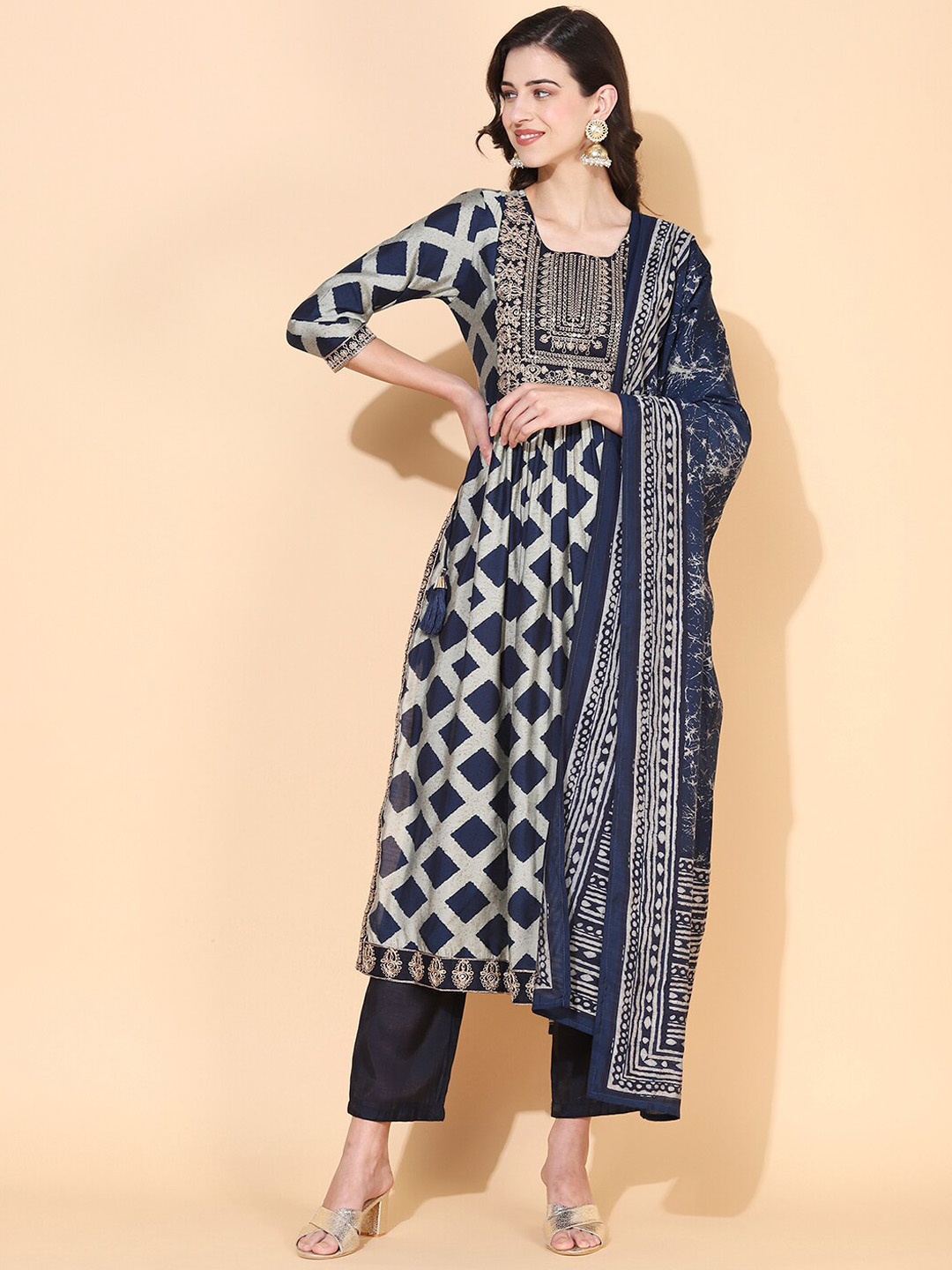 FASHOR Women Navy Blue Printed Pleated Sequinned Kurta with Trousers & With Dupatta
FASHOR Women Navy Blue Printed Pleated Sequinned Kurta with Trousers & With Dupatta