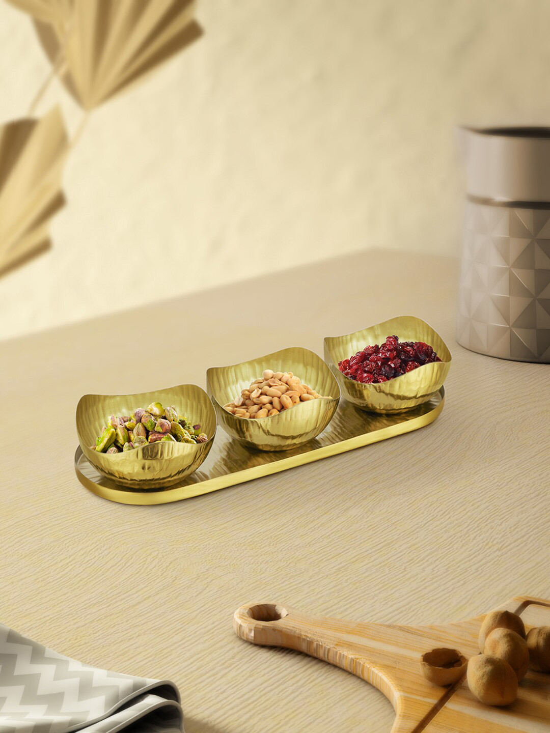 Living scapes by Pantaloons Golden Platter With Tray, Gold
Living scapes by Pantaloons Golden Platter With Tray, Gold