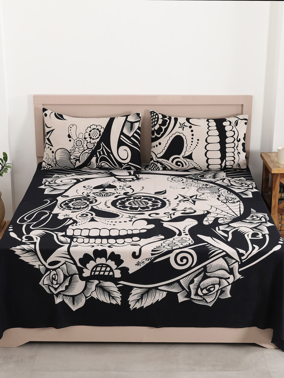 HANDICRAFT PALACE Black & White Printed 144 TC Cotton Queen Bedsheet with 2 Pillow Covers
HANDICRAFT PALACE Black & White Printed 144 TC Cotton Queen Bedsheet with 2 Pillow Covers