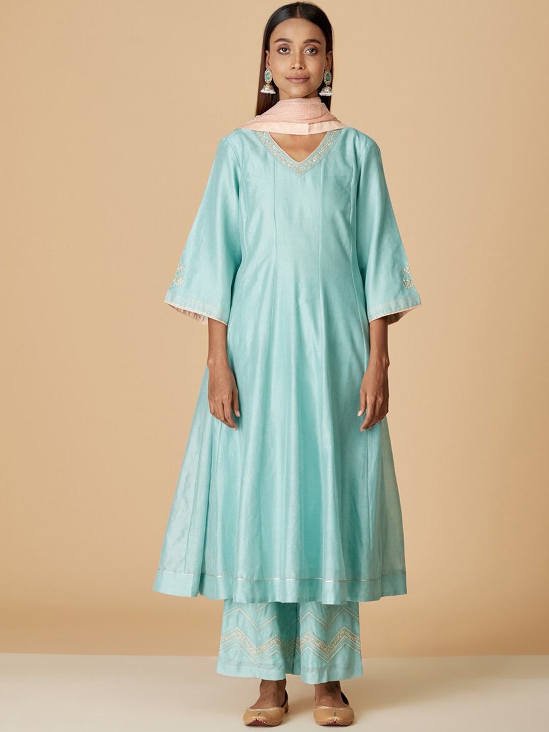 Fabindia Women Turquoise Blue Embroidered Panelled Thread Work Kurta with Trousers & With Dupatta
Fabindia Women Turquoise Blue Embroidered Panelled Thread Work Kurta with Trousers & With Dupatta