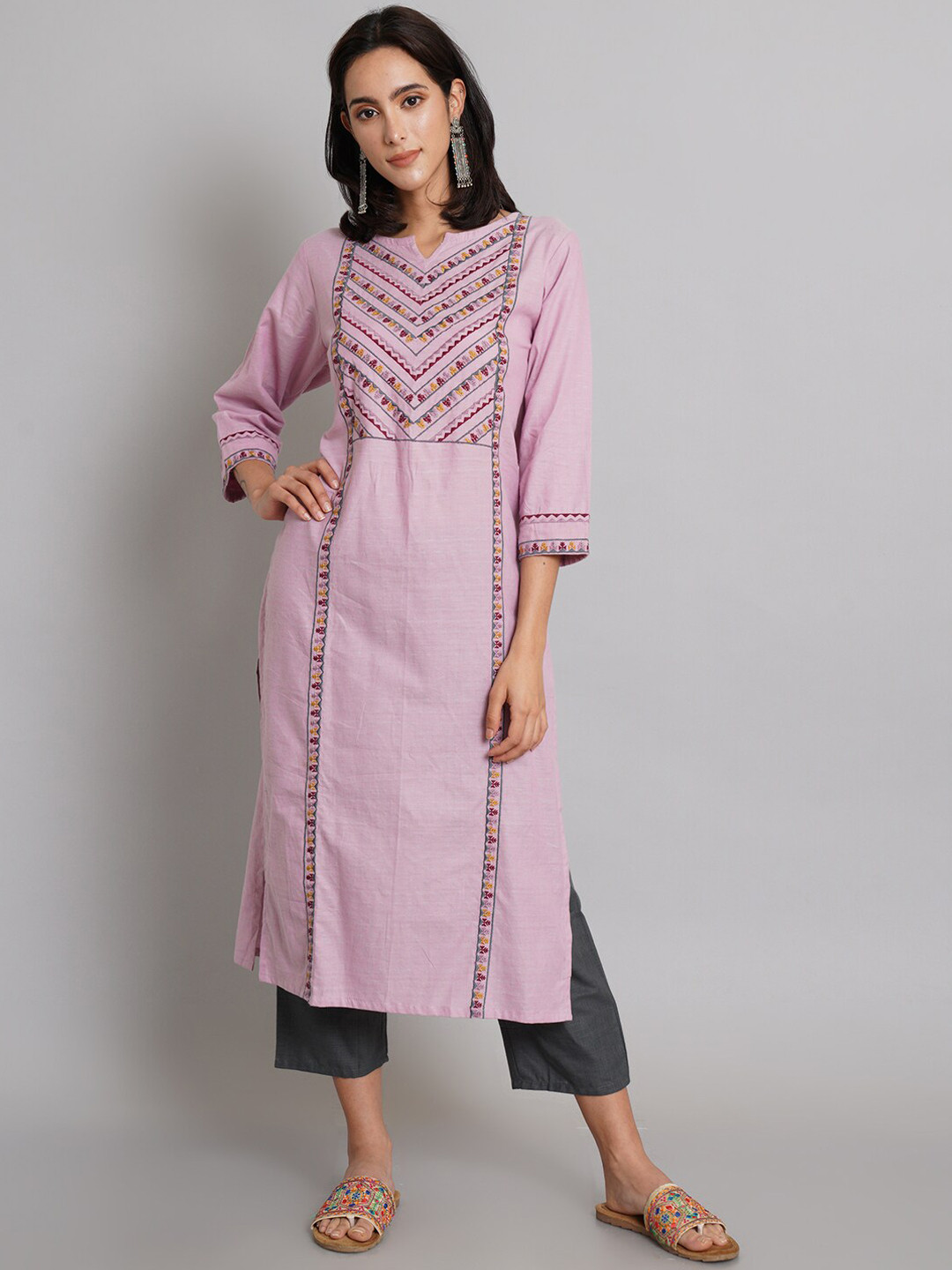 Risirioutfit Women Purple Ethnic Motifs Embroidered Thread Work Pure Cotton Kurta with Trousers
Risirioutfit Women Purple Ethnic Motifs Embroidered Thread Work Pure Cotton Kurta with Trousers