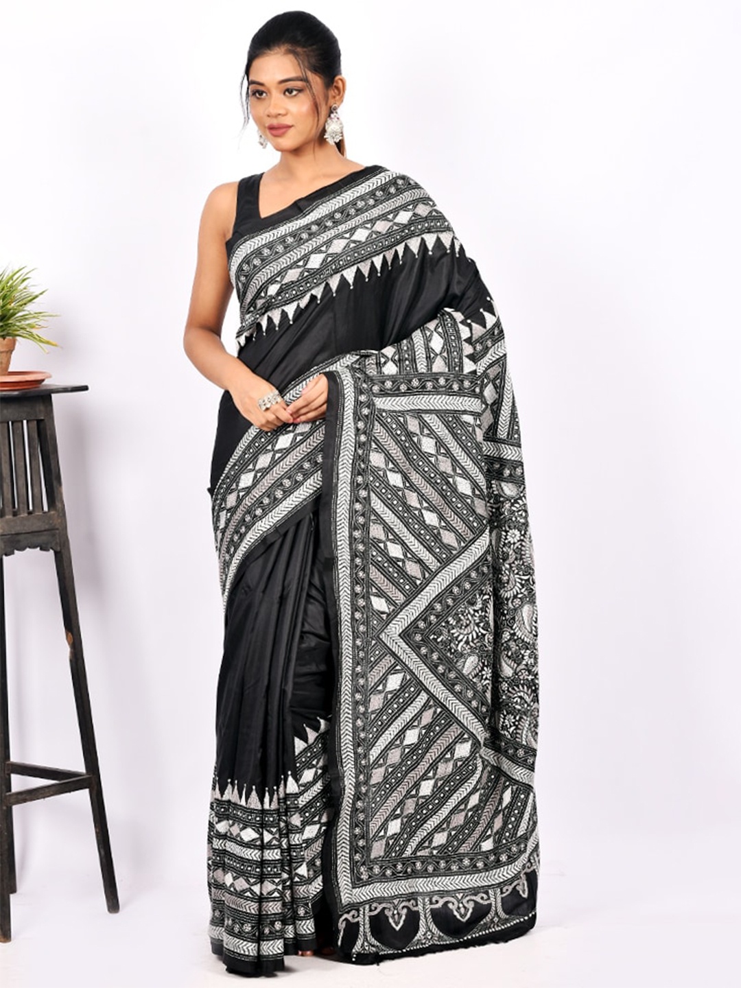 AllSilks Black & White Ethnic Motifs Kantha Embroidered Pure Silk Murshidabad silk Saree
AllSilks Black & White Ethnic Motifs Kantha Embroidered Pure Silk Murshidabad silk Saree