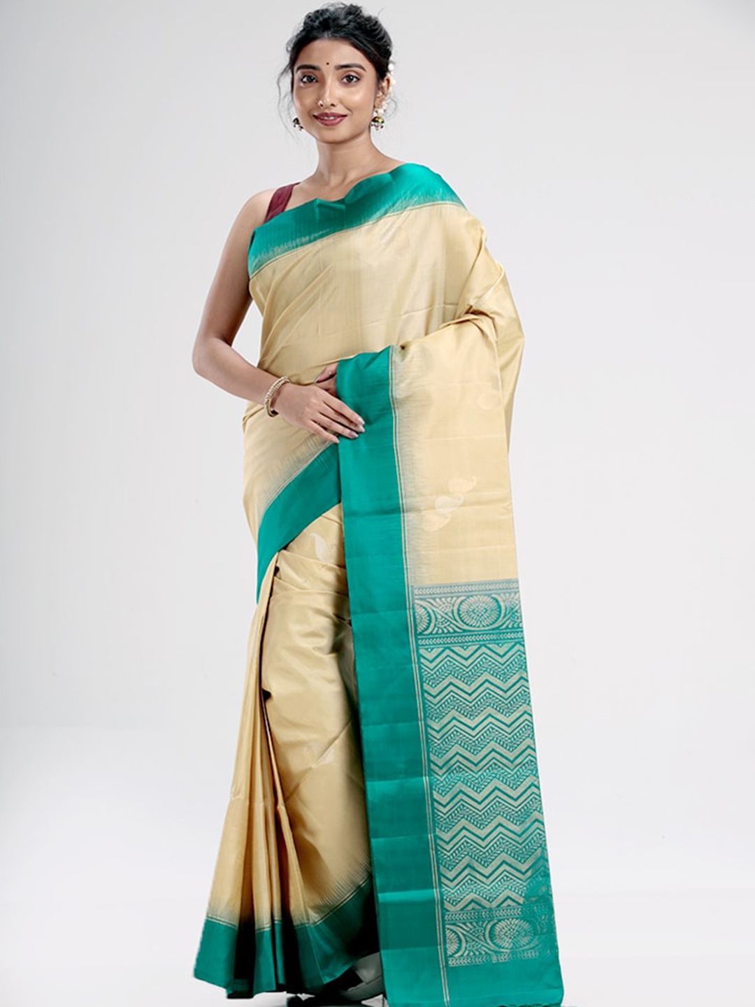 AllSilks Cream-Coloured & Green Ethnic Motifs Zari Pure Silk Kanjeevaram Saree
AllSilks Cream-Coloured & Green Ethnic Motifs Zari Pure Silk Kanjeevaram Saree