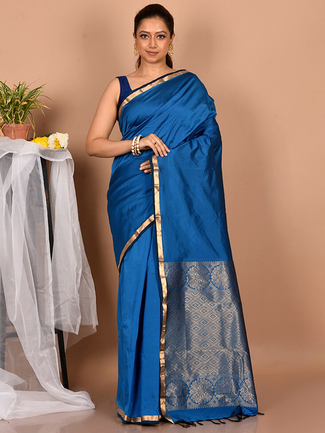 AllSilks Blue & Gold-Toned Zari Silk Blend Kanjeevaram Saree 
AllSilks Blue & Gold-Toned Zari Silk Blend Kanjeevaram Saree