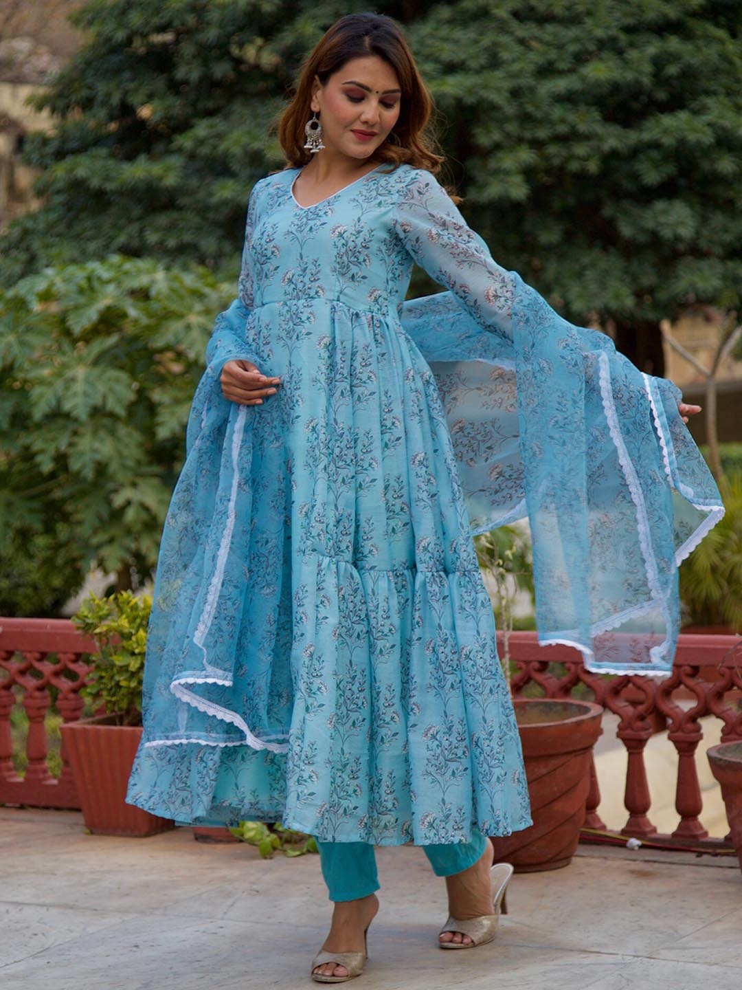 OneWe Women Blue Floral Printed Empire Silk Chiffon Kurta with Trousers & With Dupatta
OneWe Women Blue Floral Printed Empire Silk Chiffon Kurta with Trousers & With Dupatta