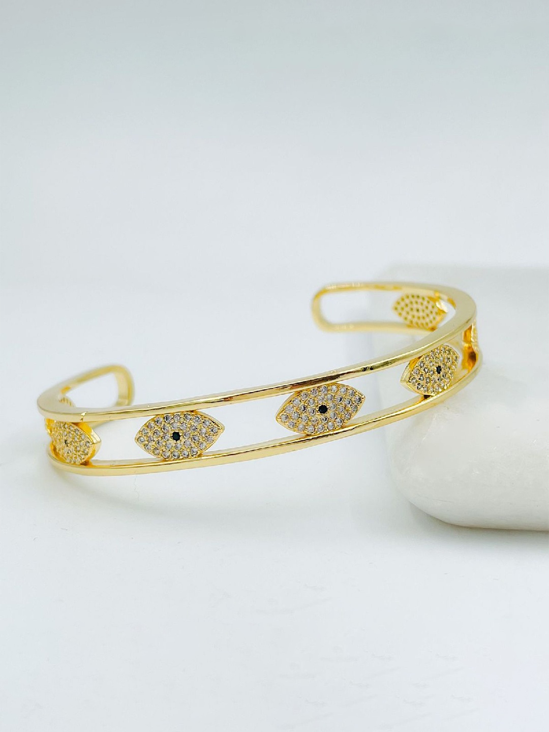 ZIVOM Women Gold-Toned & White Brass Cubic Zirconia Antique Gold-Plated Cuff Bracelet
ZIVOM Women Gold-Toned & White Brass Cubic Zirconia Antique Gold-Plated Cuff Bracelet