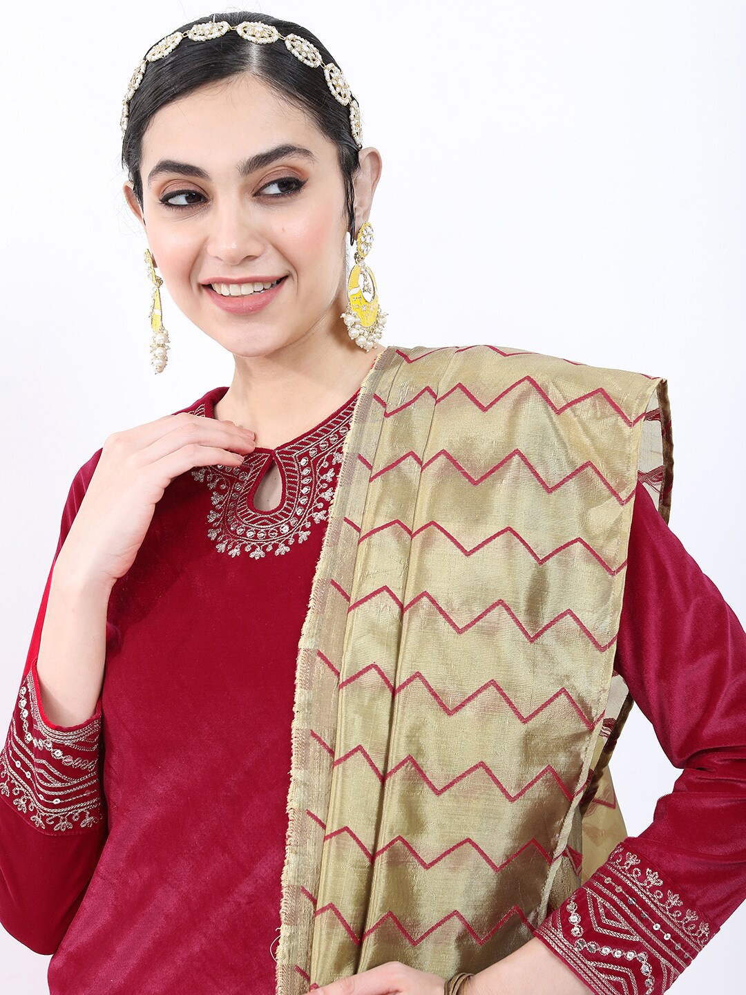 KETCH Women Ethnic Motifs Embroidered Velvet Kurta with Dhoti Pants & With Dupatta, Red
KETCH Women Ethnic Motifs Embroidered Velvet Kurta with Dhoti Pants & With Dupatta, Red