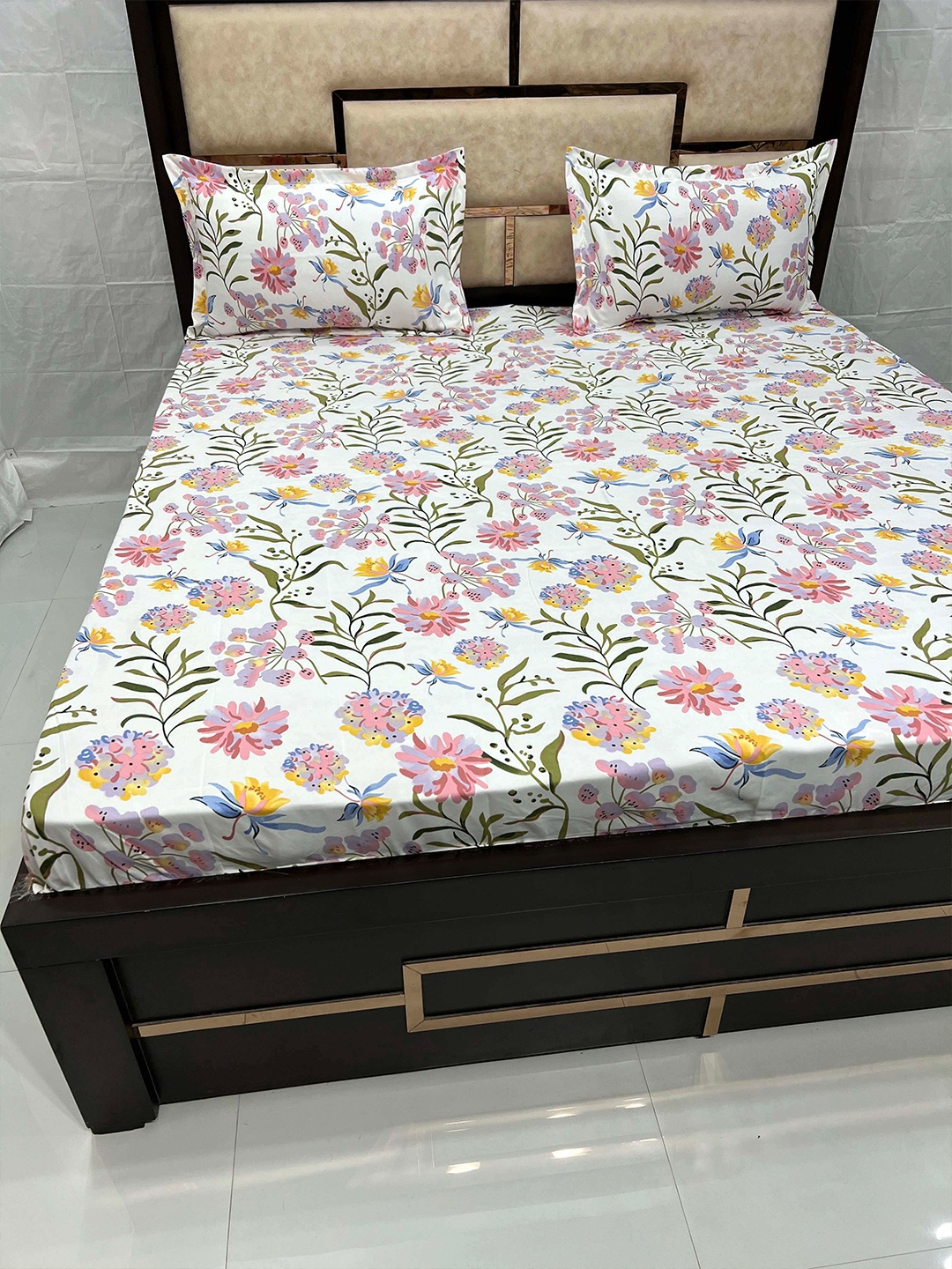 Pure Decor Leisure Fur Pink & White Floral 300 TC King Bedsheet with 2 Pillow Covers
Pure Decor Leisure Fur Pink & White Floral 300 TC King Bedsheet with 2 Pillow Covers