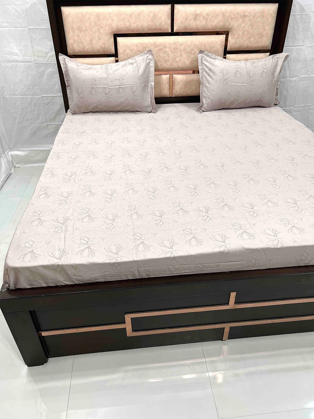 Pure Decor Divine Fur Floral 500 TC Super King Bedsheet with 2 Pillow Covers, Cream
Pure Decor Divine Fur Floral 500 TC Super King Bedsheet with 2 Pillow Covers, Cream