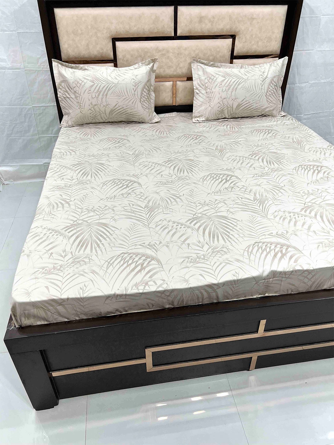 Pure Decor Divine Fur Beige & Grey Floral 500 TC Super King Bedsheet with 2 Pillow Covers
Pure Decor Divine Fur Beige & Grey Floral 500 TC Super King Bedsheet with 2 Pillow Covers