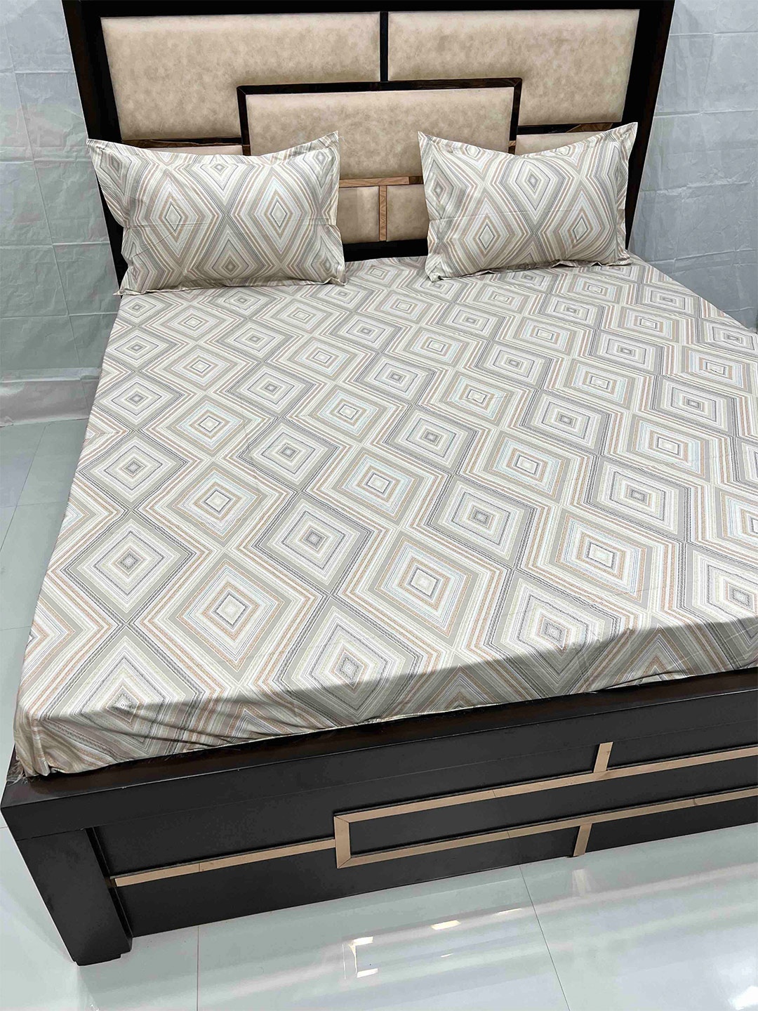 Pure Decor Divine Fur Beige & Grey Geometric 500 TC Super King Bedsheet & 2 Pillow Covers
Pure Decor Divine Fur Beige & Grey Geometric 500 TC Super King Bedsheet & 2 Pillow Covers