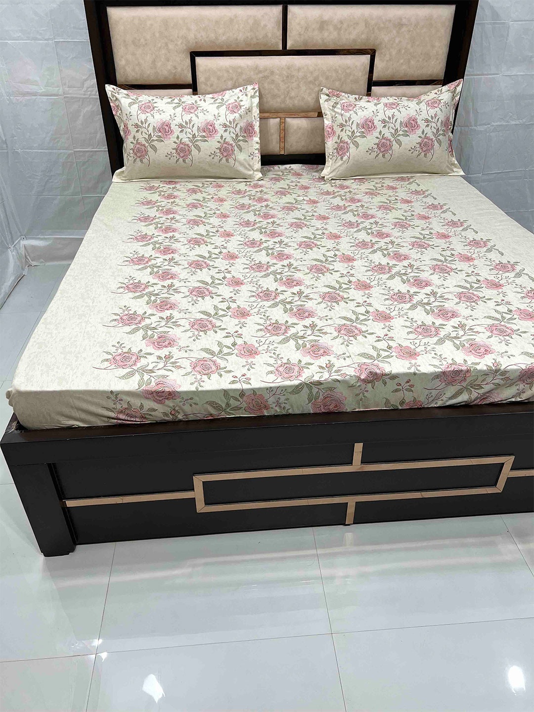Pure Decor Cream & Pink Floral 500 TC Super King Pure Cotton Bedsheet with 2 Pillow Covers
Pure Decor Cream & Pink Floral 500 TC Super King Pure Cotton Bedsheet with 2 Pillow Covers