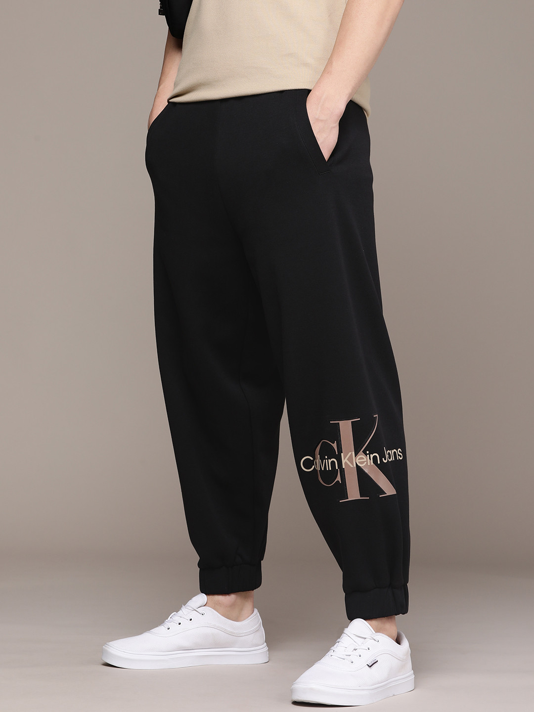Calvin Klein Jeans Men Brand Logo Printed Relaxed Fit Joggers With Drawstring Closure, Black
Calvin Klein Jeans Men Brand Logo Printed Relaxed Fit Joggers With Drawstring Closure, Black
