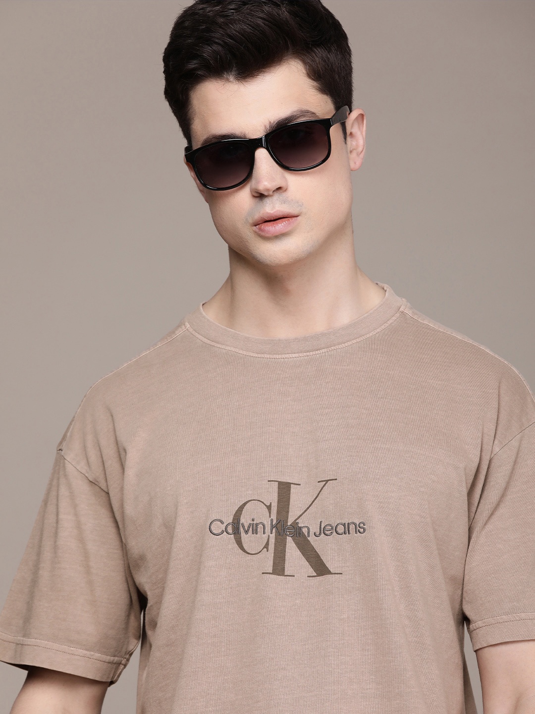 Calvin Klein Jeans Brand Logo Printed Drop-Shoulder Sleeves Pure Cotton T-shirt, Beige
Calvin Klein Jeans Brand Logo Printed Drop-Shoulder Sleeves Pure Cotton T-shirt, Beige