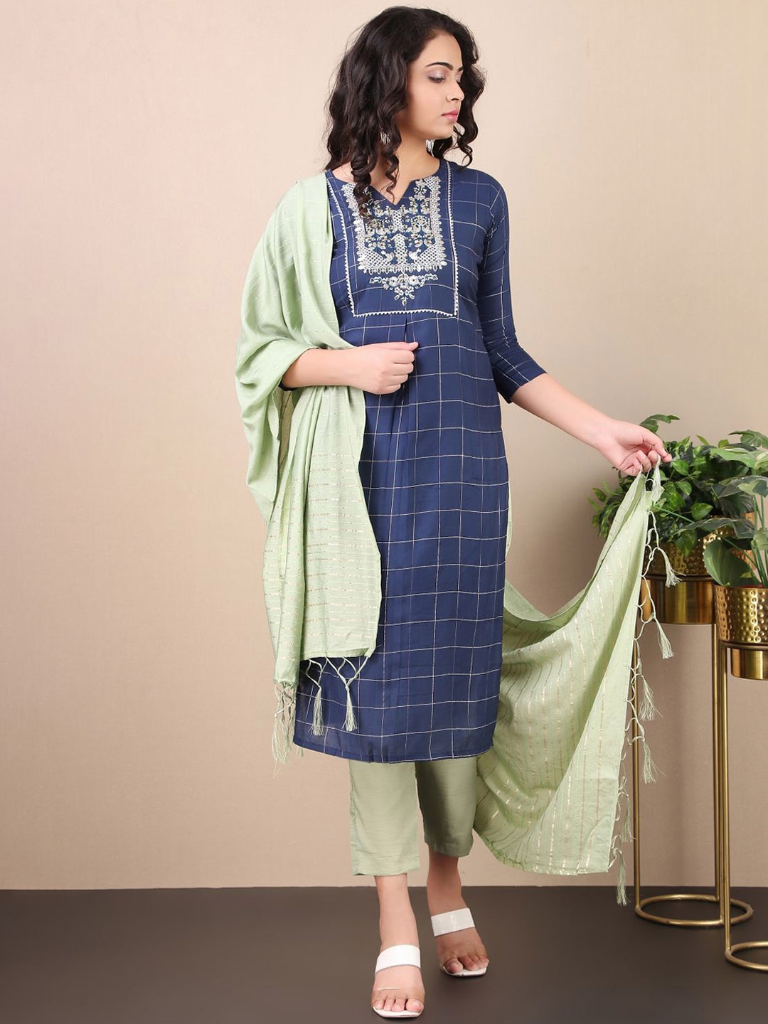 V TRADITION Women Floral Embroidered Thread Work Kurta with Trousers & Dupatta, Navy blue
V TRADITION Women Floral Embroidered Thread Work Kurta with Trousers & Dupatta, Navy blue