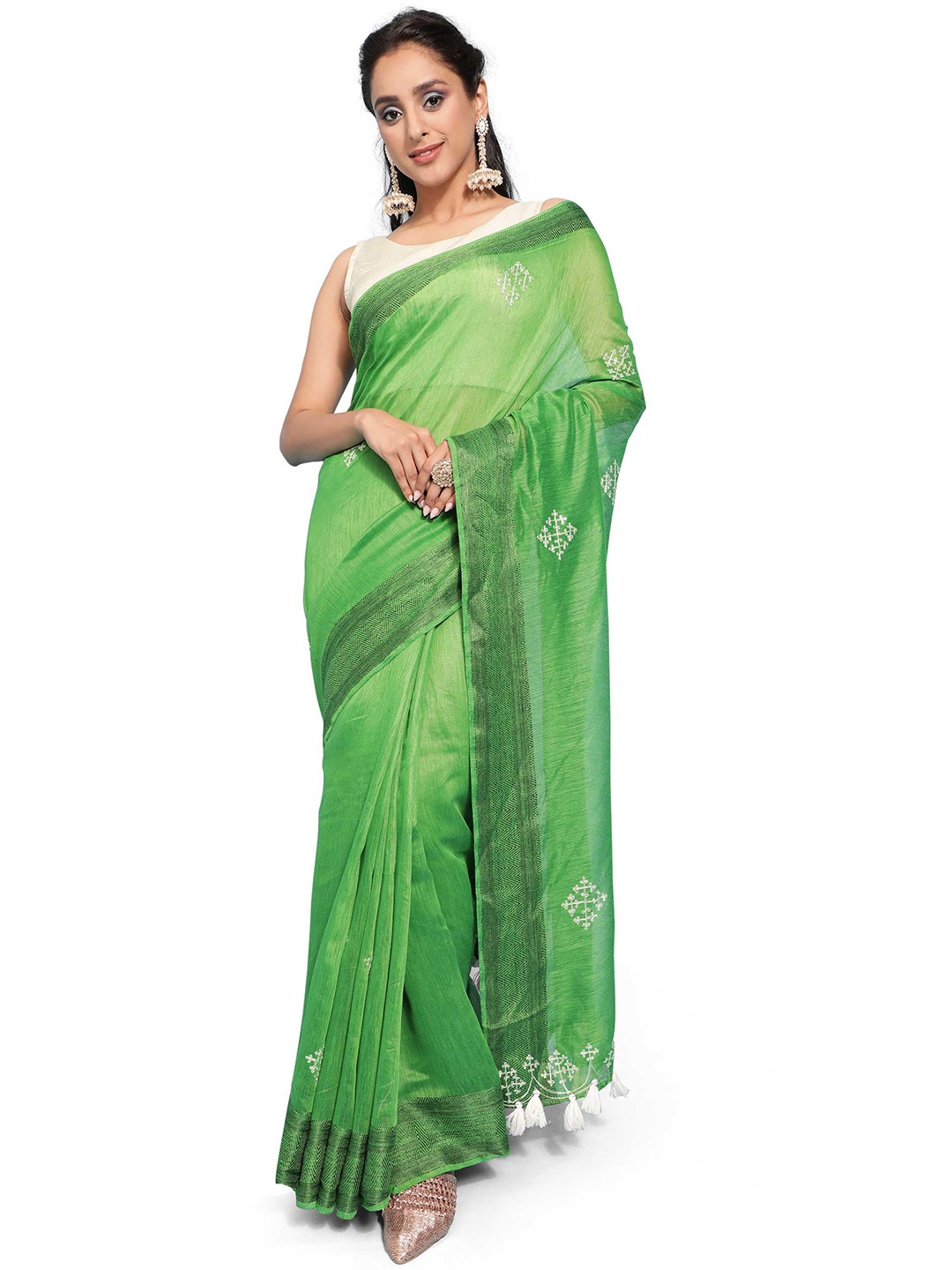 DUNGRANI Floral Embroidered Saree, Green