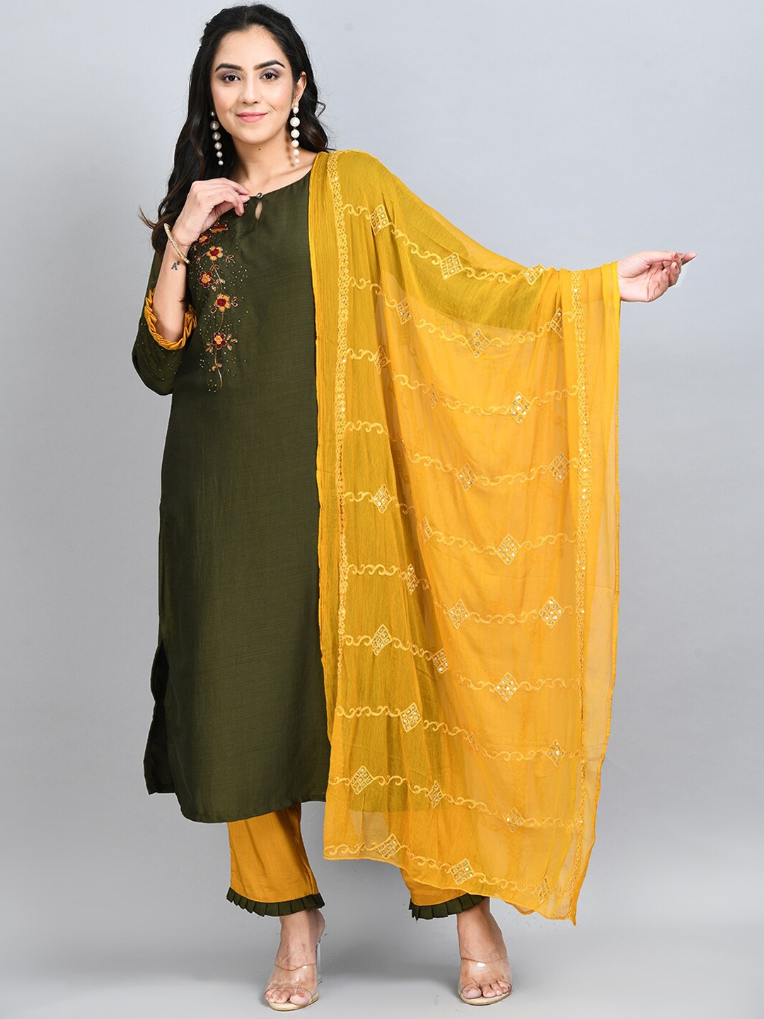 DesiNoor.com Ethnic Motifs Embroidered Beads and Stones Kurta With Trousers & Dupatta, Green
DesiNoor.com Ethnic Motifs Embroidered Beads and Stones Kurta With Trousers & Dupatta, Green