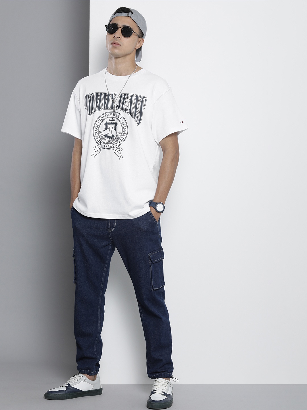 Tommy Hilfiger Men Logo Print Drop-Shoulder Sleeves Sustainable Cotton Relaxed T-shirt, White
Tommy Hilfiger Men Logo Print Drop-Shoulder Sleeves Sustainable Cotton Relaxed T-shirt, White