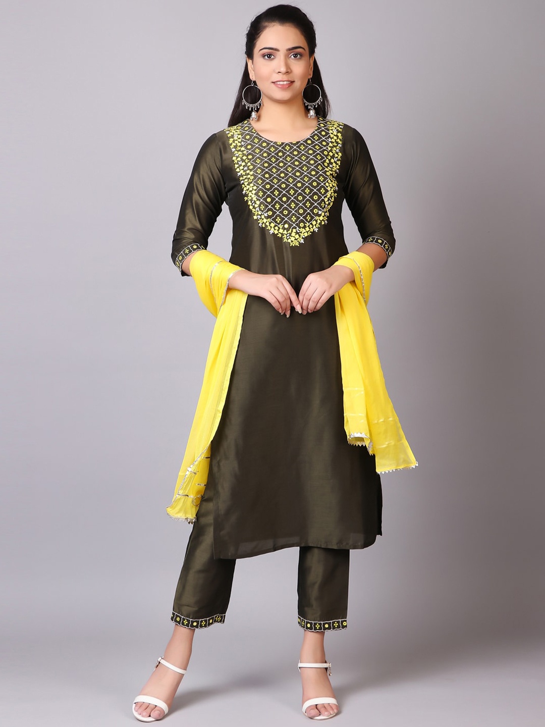 V TRADITION Ethnic Motifs Yoke Design Thread Work Kurta with Trousers & Dupatta, Olive
V TRADITION Ethnic Motifs Yoke Design Thread Work Kurta with Trousers & Dupatta, Olive