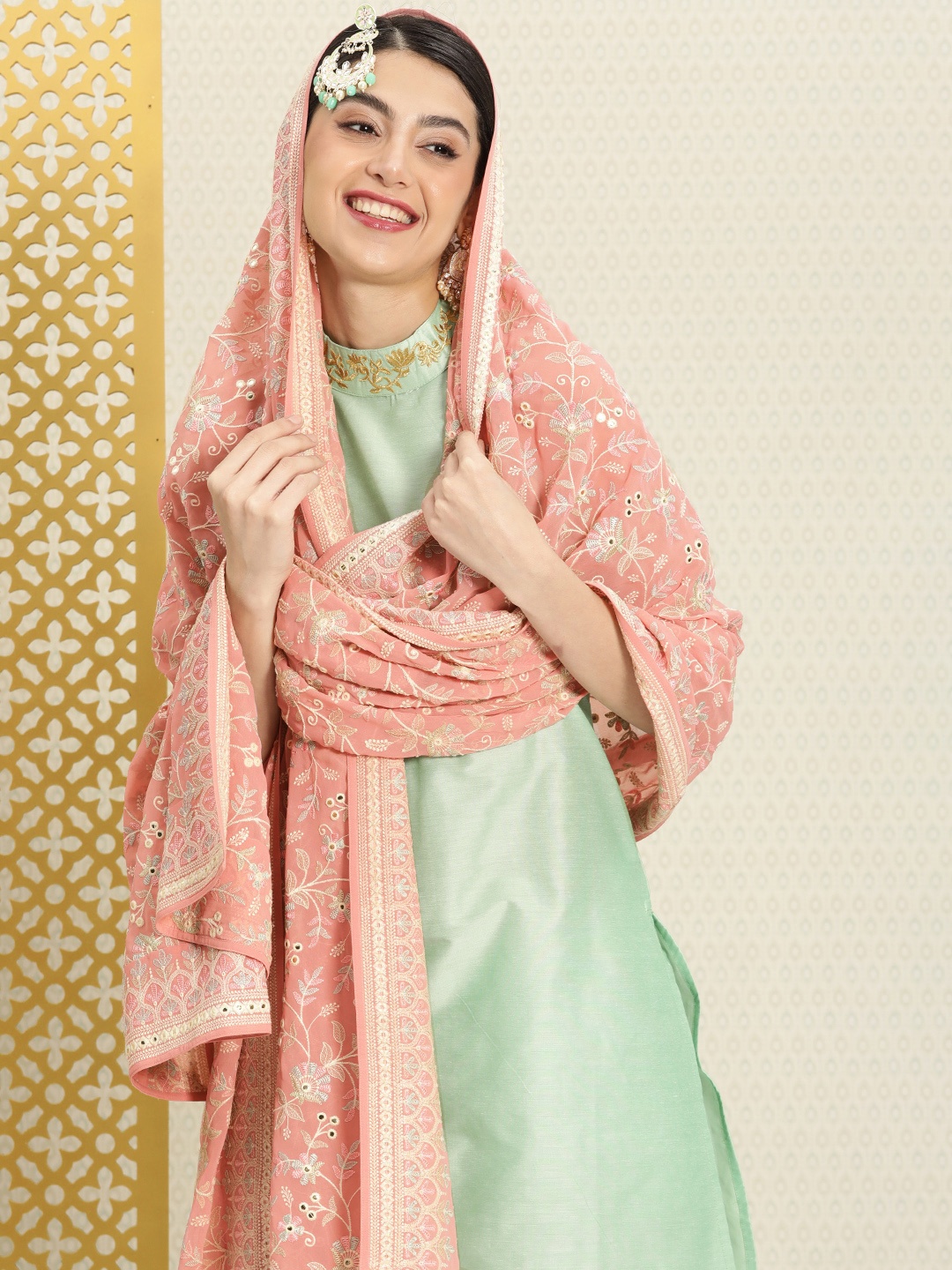 House of Pataudi Jashn Ethnic Motifs Embroidered Dupatta with Thread Work, Pink
House of Pataudi Jashn Ethnic Motifs Embroidered Dupatta with Thread Work, Pink