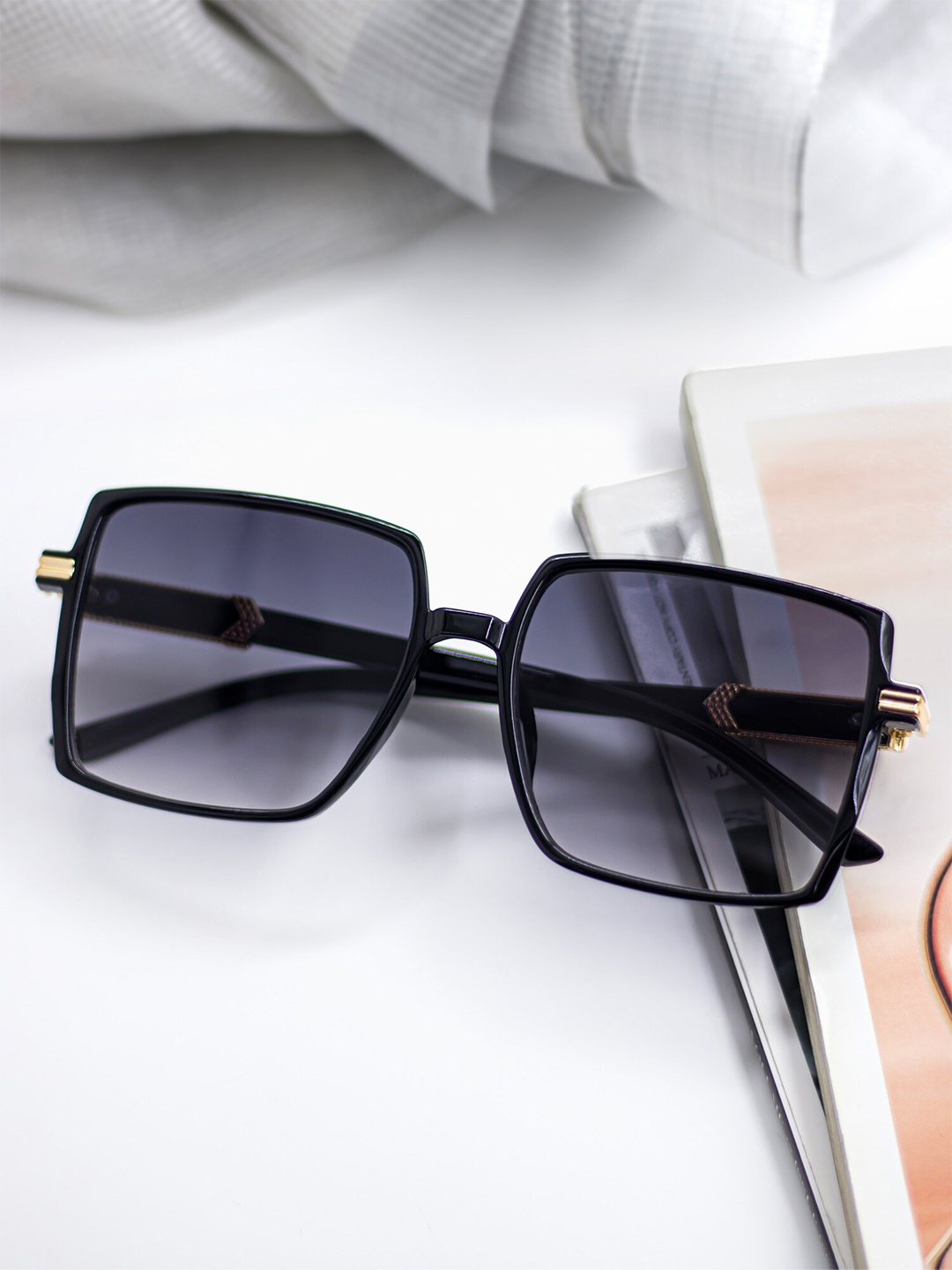 Bellofox Men Grey Lens & Black Oversized Sunglasses