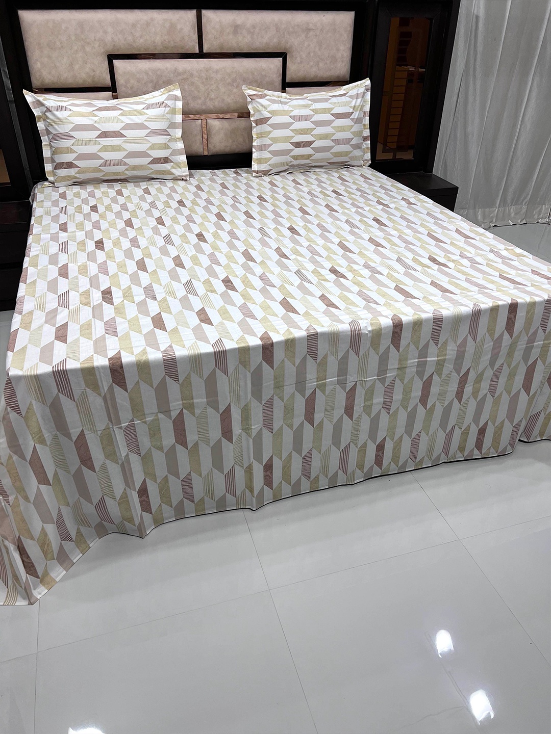 Pure Decor Villa White & Mauve Pure Cotton 380 TC King Bedsheet with 2 Pillow Covers
Pure Decor Villa White & Mauve Pure Cotton 380 TC King Bedsheet with 2 Pillow Covers
