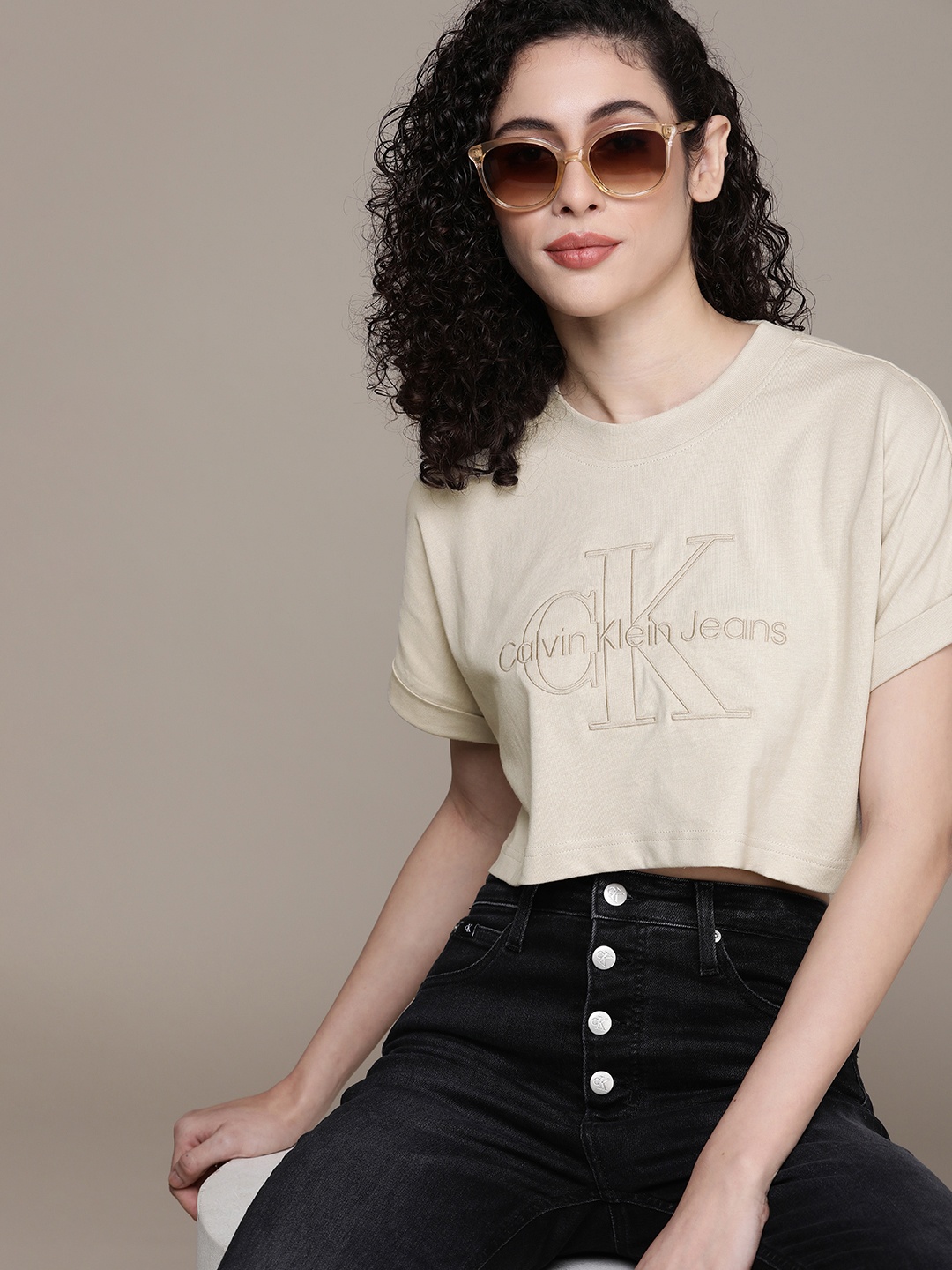 Calvin Klein Jeans Women Pure Cotton Brand Logo Printed Roll-Up Sleeves Boxy T-shirt, Beige
Calvin Klein Jeans Women Pure Cotton Brand Logo Printed Roll-Up Sleeves Boxy T-shirt, Beige